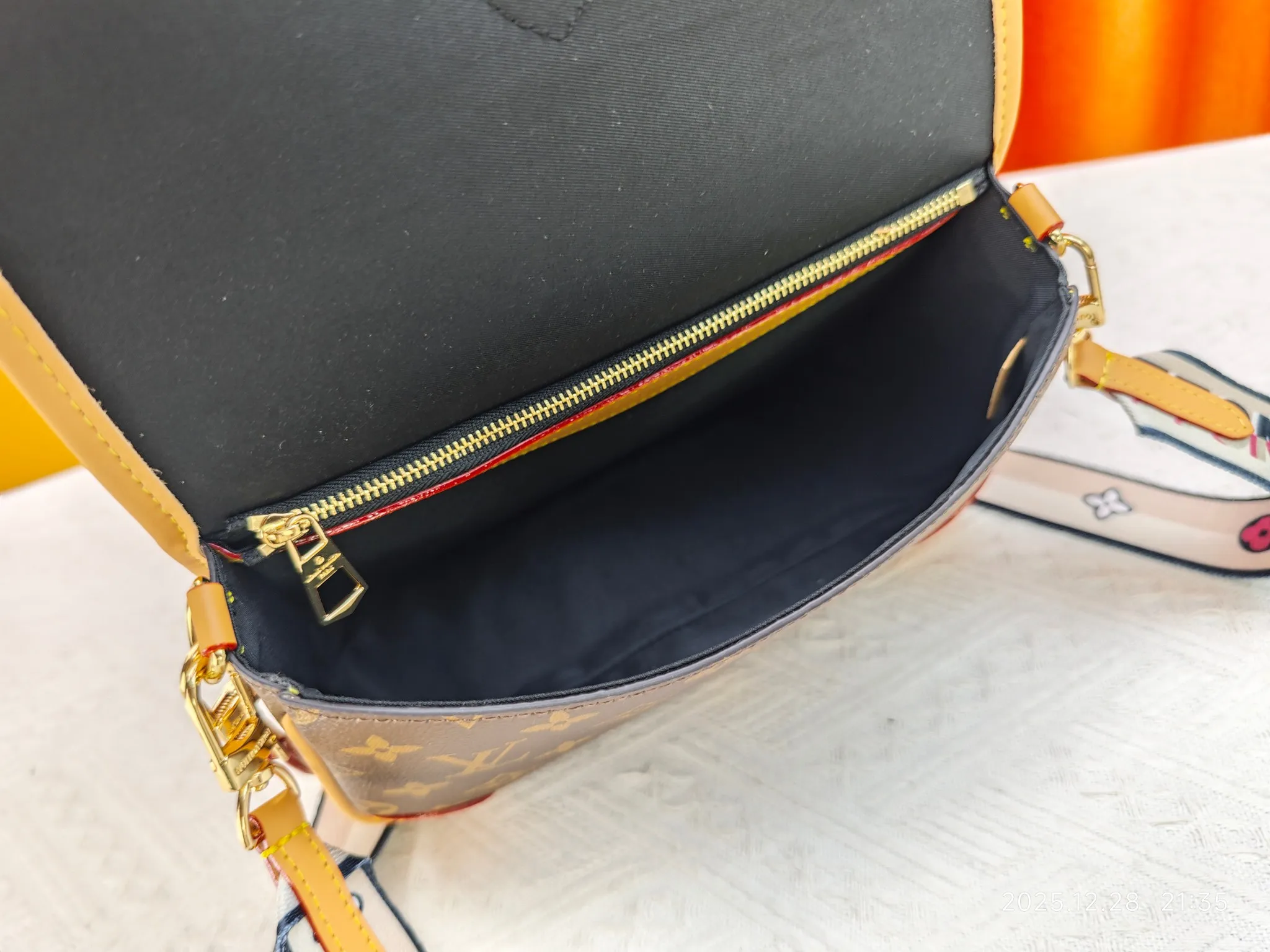 P200 Upgraded original M45985 M45988 This Diane handbag is decorated with classic Monogram cow leather and dazzling metal parts, using modern touches to interpret the new season interest. The zippered interior pocket keeps valuables secure, and the removable leather shoulder strap allows for a variety of carrying options. Dimensions: 24.0 x 15.0 x 9.0 cm (length x height x width)