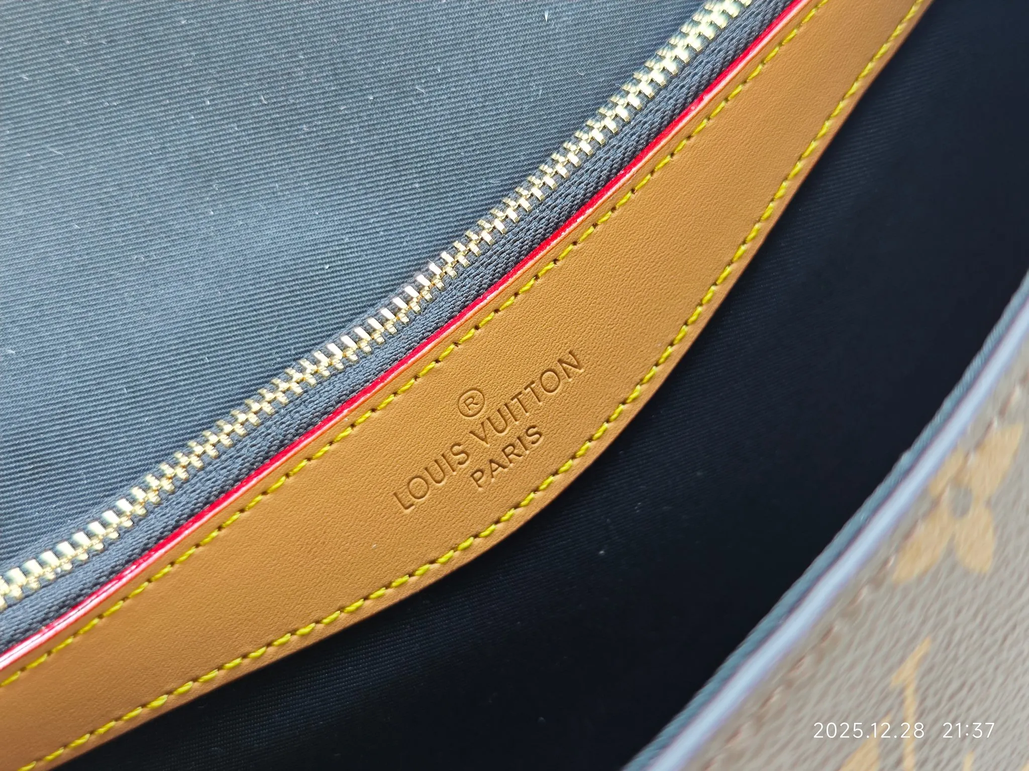 P200 Upgraded original M45985 M45988 This Diane handbag is decorated with classic Monogram cow leather and dazzling metal parts, using modern touches to interpret the new season interest. The zippered interior pocket keeps valuables secure, and the removable leather shoulder strap allows for a variety of carrying options. Dimensions: 24.0 x 15.0 x 9.0 cm (length x height x width)