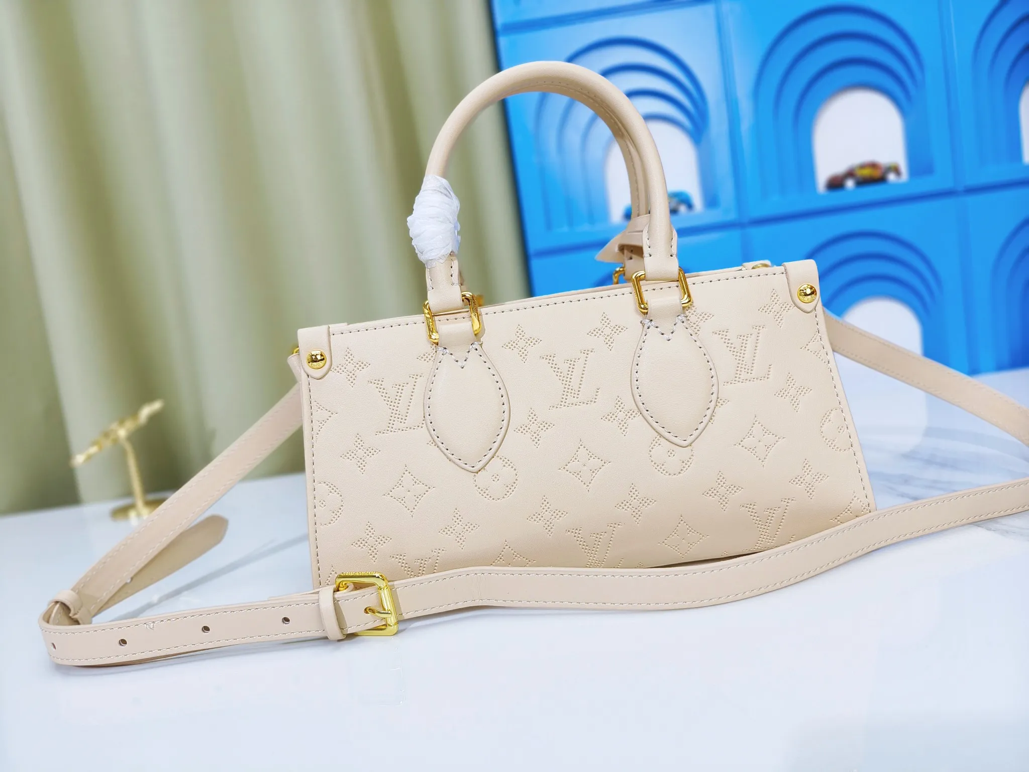 P260💰Upgraded from the original m1274m11273m46653, this onthego east west handbag is made of cow leather to create a slender shape, and the monogram flower nameplate completes the elegant style. Articulated handles and a detachable leather chain strap allow for a variety of carrying options. Dimensions: 25.0x13.0x 10.0 cm (length x height x width)