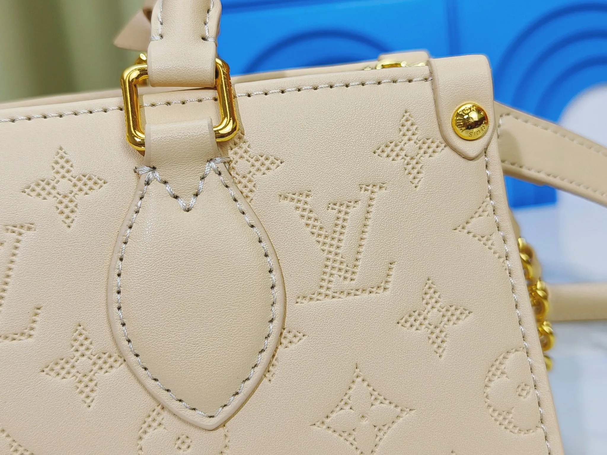 P260💰Upgraded from the original m1274m11273m46653, this onthego east west handbag is made of cow leather to create a slender shape, and the monogram flower nameplate completes the elegant style. Articulated handles and a detachable leather chain strap allow for a variety of carrying options. Dimensions: 25.0x13.0x 10.0 cm (length x height x width)
