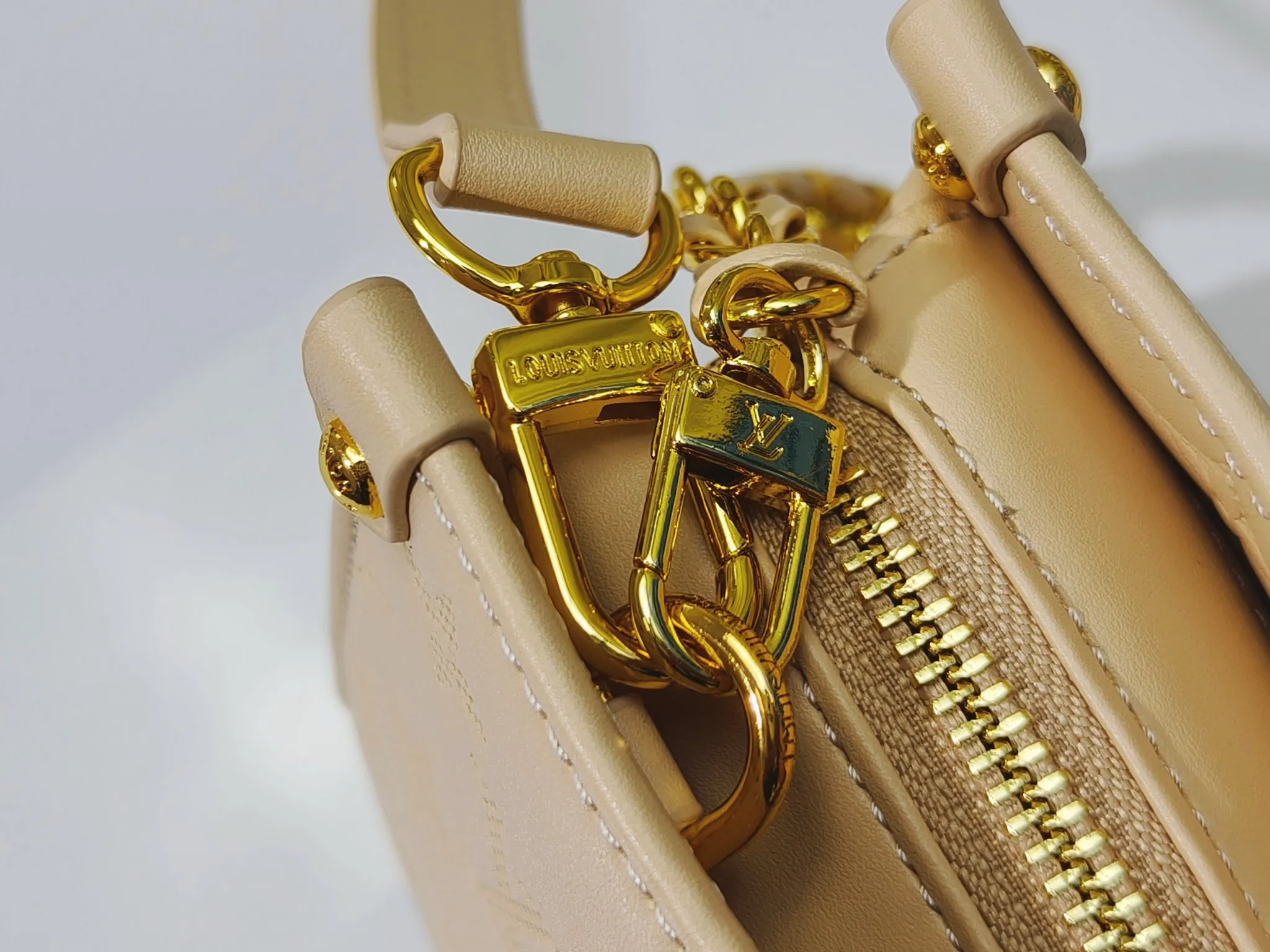 P260💰Upgraded from the original m1274m11273m46653, this onthego east west handbag is made of cow leather to create a slender shape, and the monogram flower nameplate completes the elegant style. Articulated handles and a detachable leather chain strap allow for a variety of carrying options. Dimensions: 25.0x13.0x 10.0 cm (length x height x width)