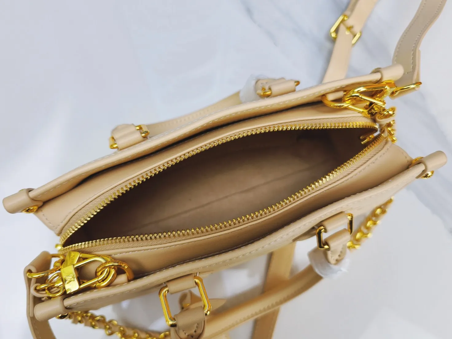 P260💰Upgraded from the original m1274m11273m46653, this onthego east west handbag is made of cow leather to create a slender shape, and the monogram flower nameplate completes the elegant style. Articulated handles and a detachable leather chain strap allow for a variety of carrying options. Dimensions: 25.0x13.0x 10.0 cm (length x height x width)