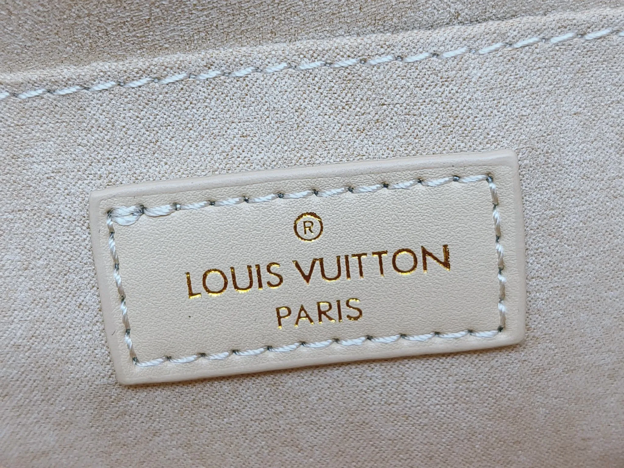 P260💰Upgraded from the original m1274m11273m46653, this onthego east west handbag is made of cow leather to create a slender shape, and the monogram flower nameplate completes the elegant style. Articulated handles and a detachable leather chain strap allow for a variety of carrying options. Dimensions: 25.0x13.0x 10.0 cm (length x height x width)