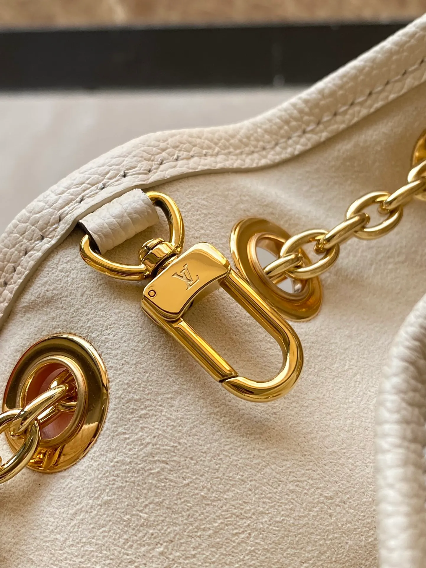 💰1260 (first-grain leather) top quality original item M25452 This Summer Bundle handbag is from the Dégradé series. The new drawstring design adds to the summer atmosphere. The Monogram Empreinte embossed leather bag features a gradient tone to brighten any seasonal look. The double handles and detachable cross-body strap provide a variety of stylish carrying options, making it a great companion for travel day and night. Detailed features: 28 x 20 x 11.5 cm (length x height x width)