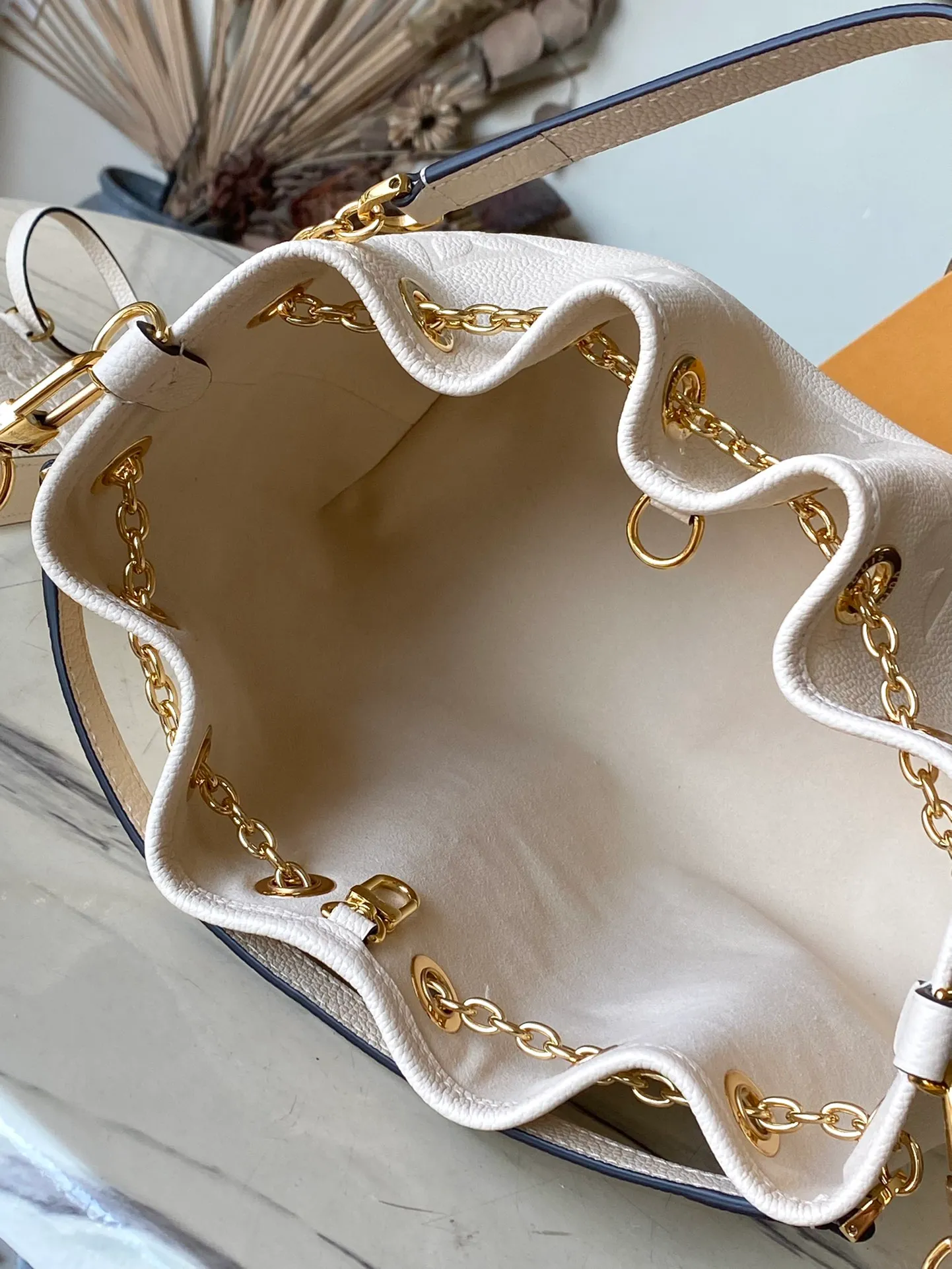 💰1260 (first-grain leather) top quality original item M25452 This Summer Bundle handbag is from the Dégradé series. The new drawstring design adds to the summer atmosphere. The Monogram Empreinte embossed leather bag features a gradient tone to brighten any seasonal look. The double handles and detachable cross-body strap provide a variety of stylish carrying options, making it a great companion for travel day and night. Detailed features: 28 x 20 x 11.5 cm (length x height x width)