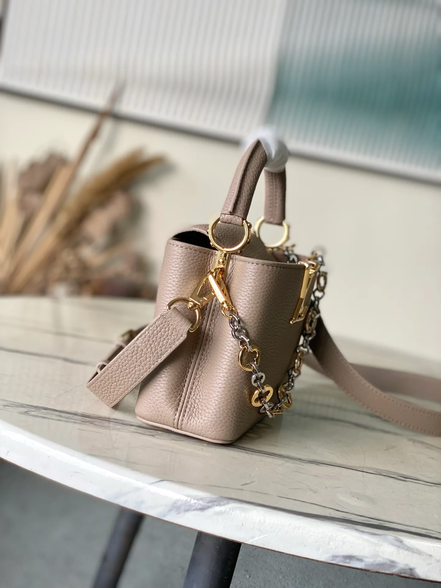 💰2180 "Special Grade Original Leather" M12935 Elephant Gray Mini This Capucines mini handbag is made of flexible Taurillon cow leather. It uses jewelry-style double-plated chains and Monogram floral elements to highlight the identity of the Chain On You series. The flip cover can be placed on both the inside and outside. The ample structure and multiple inner pockets are convenient for storing daily needs. The rounded V letter adds an ingenious detail. Dimensions: 21 × 13.6 × 8 cm