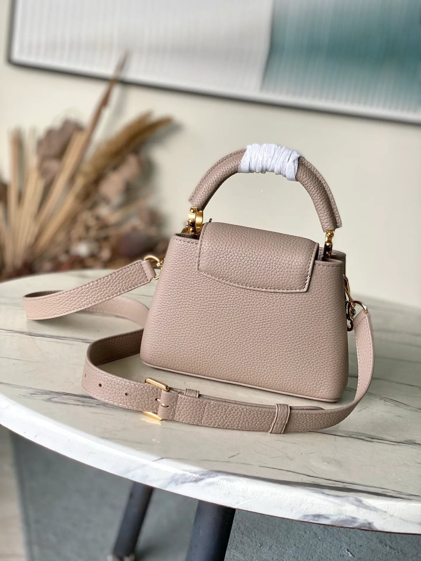 💰2180 "Special Grade Original Leather" M12935 Elephant Gray Mini This Capucines mini handbag is made of flexible Taurillon cow leather. It uses jewelry-style double-plated chains and Monogram floral elements to highlight the identity of the Chain On You series. The flip cover can be placed on both the inside and outside. The ample structure and multiple inner pockets are convenient for storing daily needs. The rounded V letter adds an ingenious detail. Dimensions: 21 × 13.6 × 8 cm