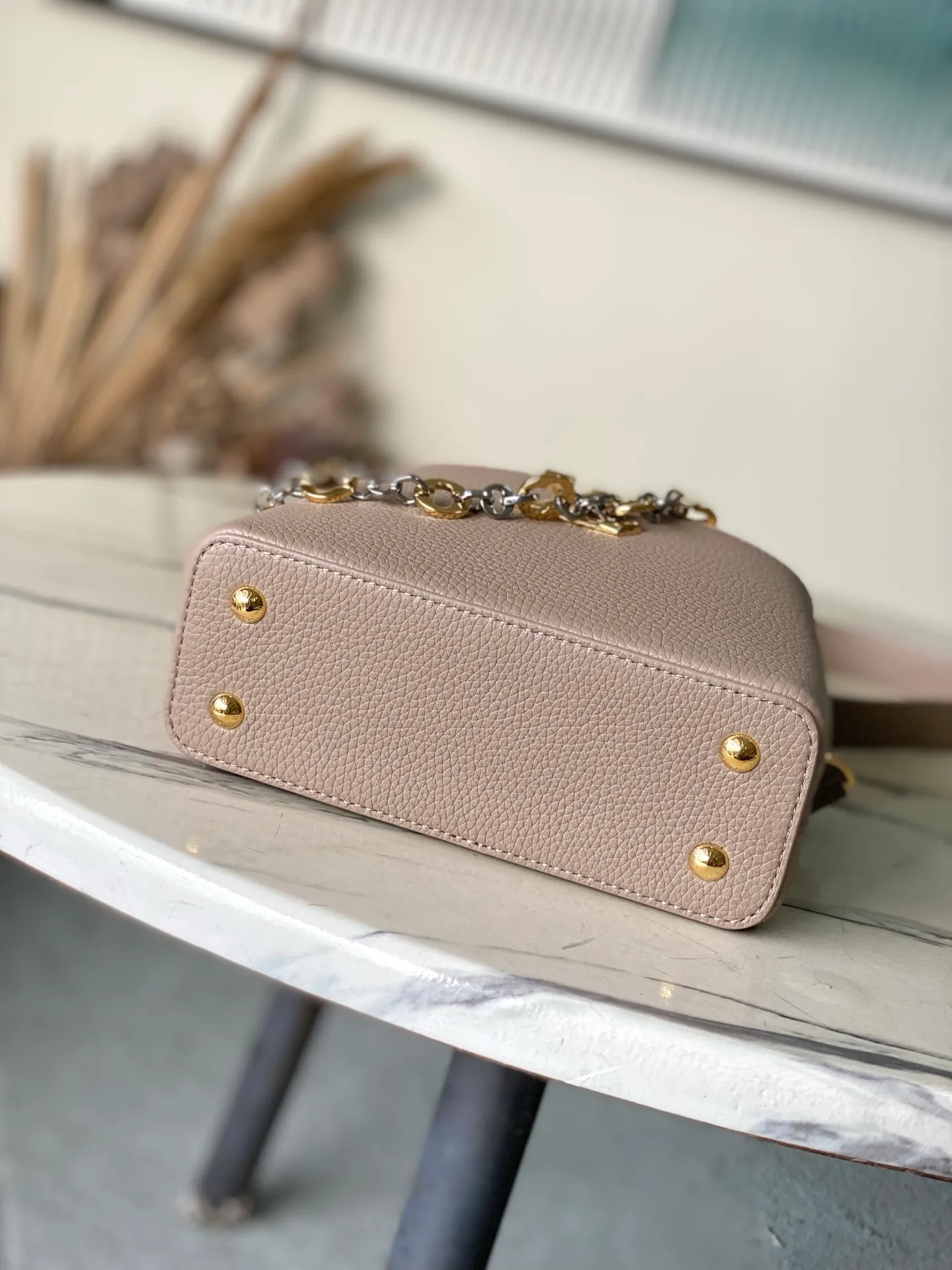 💰2180 "Special Grade Original Leather" M12935 Elephant Gray Mini This Capucines mini handbag is made of flexible Taurillon cow leather. It uses jewelry-style double-plated chains and Monogram floral elements to highlight the identity of the Chain On You series. The flip cover can be placed on both the inside and outside. The ample structure and multiple inner pockets are convenient for storing daily needs. The rounded V letter adds an ingenious detail. Dimensions: 21 × 13.6 × 8 cm