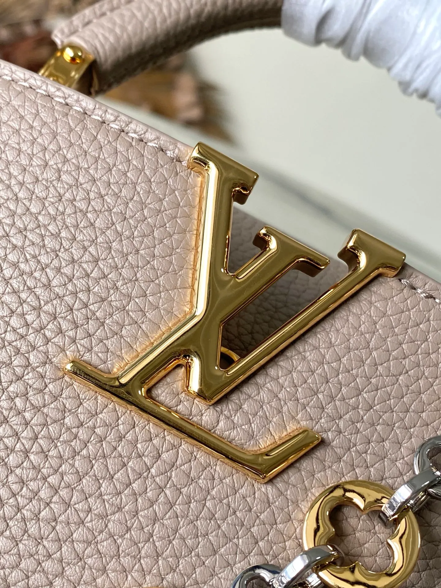 💰2180 "Special Grade Original Leather" M12935 Elephant Gray Mini This Capucines mini handbag is made of flexible Taurillon cow leather. It uses jewelry-style double-plated chains and Monogram floral elements to highlight the identity of the Chain On You series. The flip cover can be placed on both the inside and outside. The ample structure and multiple inner pockets are convenient for storing daily needs. The rounded V letter adds an ingenious detail. Dimensions: 21 × 13.6 × 8 cm