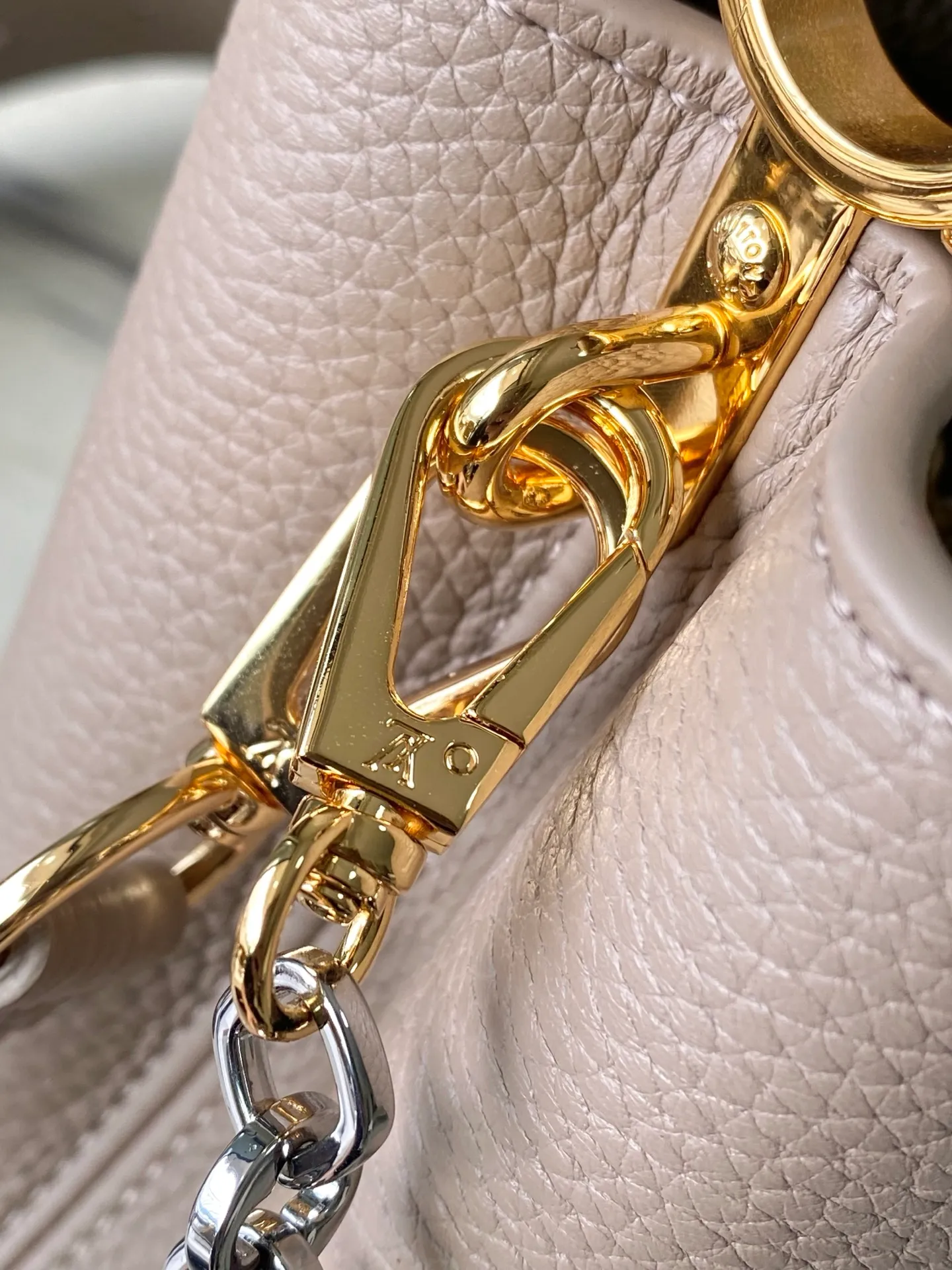 💰2180 "Special Grade Original Leather" M12935 Elephant Gray Mini This Capucines mini handbag is made of flexible Taurillon cow leather. It uses jewelry-style double-plated chains and Monogram floral elements to highlight the identity of the Chain On You series. The flip cover can be placed on both the inside and outside. The ample structure and multiple inner pockets are convenient for storing daily needs. The rounded V letter adds an ingenious detail. Dimensions: 21 × 13.6 × 8 cm