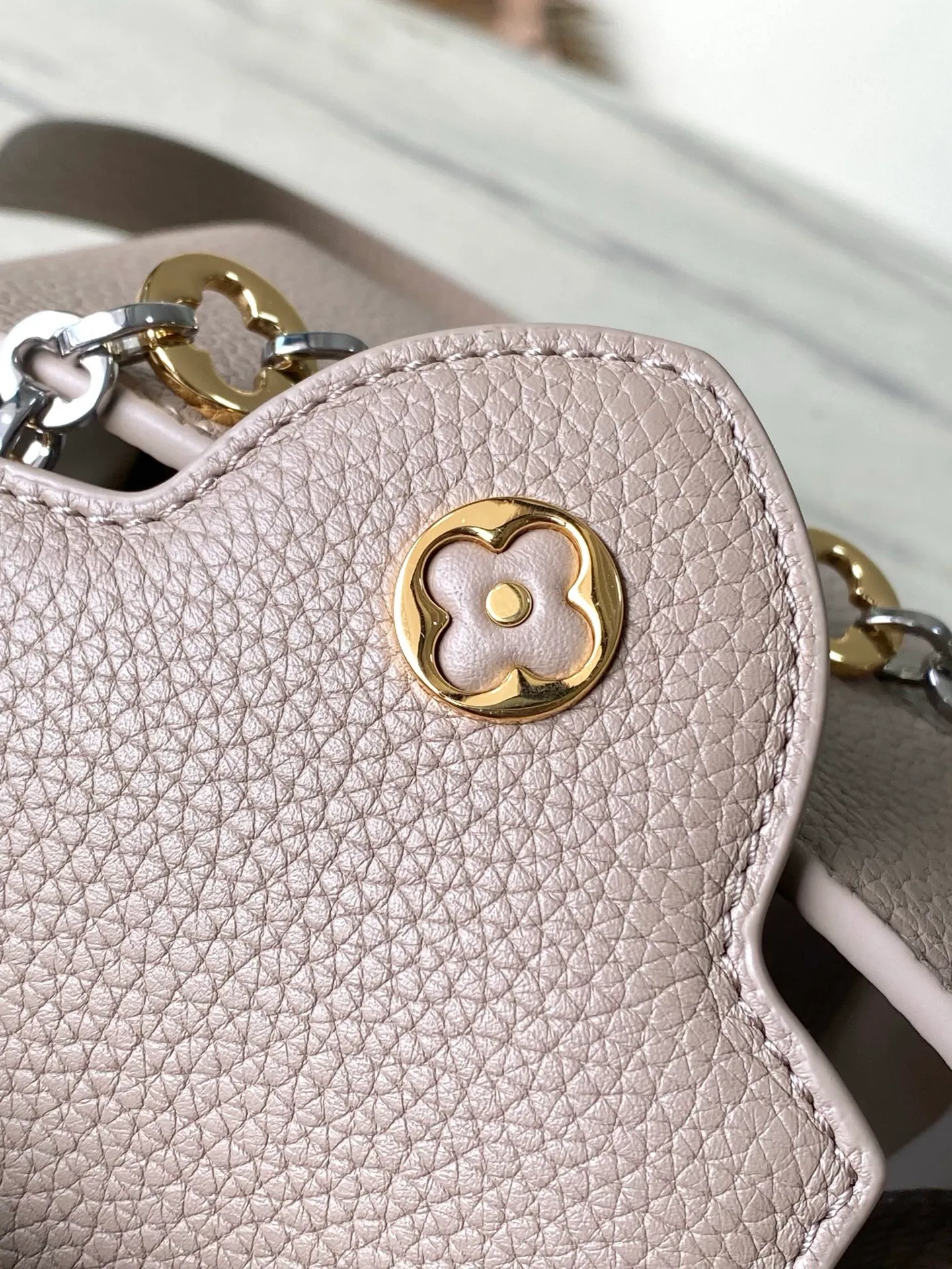 💰2180 "Special Grade Original Leather" M12935 Elephant Gray Mini This Capucines mini handbag is made of flexible Taurillon cow leather. It uses jewelry-style double-plated chains and Monogram floral elements to highlight the identity of the Chain On You series. The flip cover can be placed on both the inside and outside. The ample structure and multiple inner pockets are convenient for storing daily needs. The rounded V letter adds an ingenious detail. Dimensions: 21 × 13.6 × 8 cm