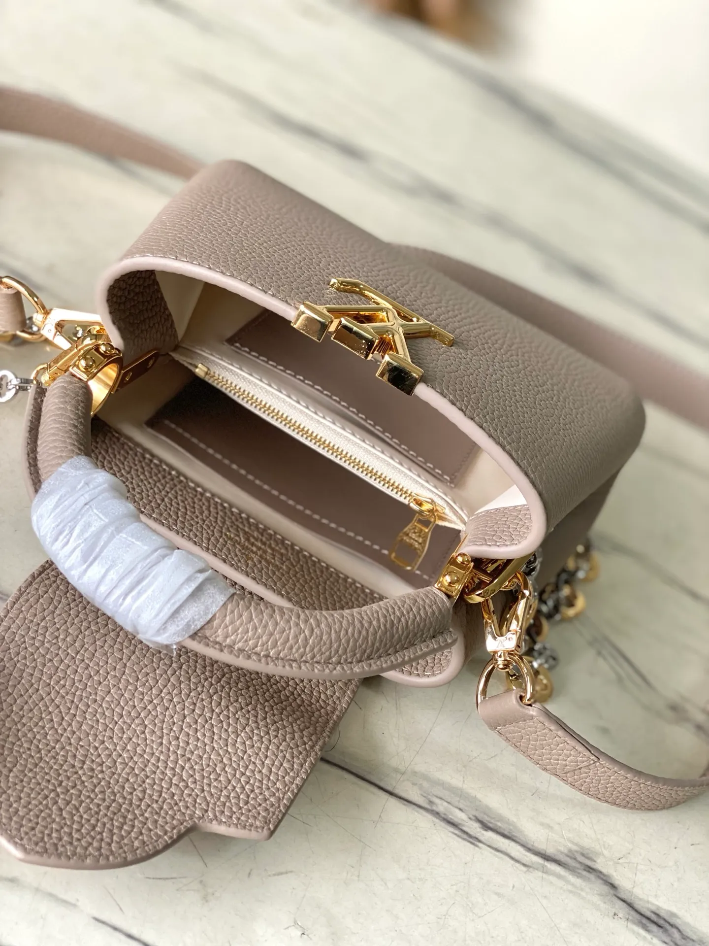 💰2180 "Special Grade Original Leather" M12935 Elephant Gray Mini This Capucines mini handbag is made of flexible Taurillon cow leather. It uses jewelry-style double-plated chains and Monogram floral elements to highlight the identity of the Chain On You series. The flip cover can be placed on both the inside and outside. The ample structure and multiple inner pockets are convenient for storing daily needs. The rounded V letter adds an ingenious detail. Dimensions: 21 × 13.6 × 8 cm