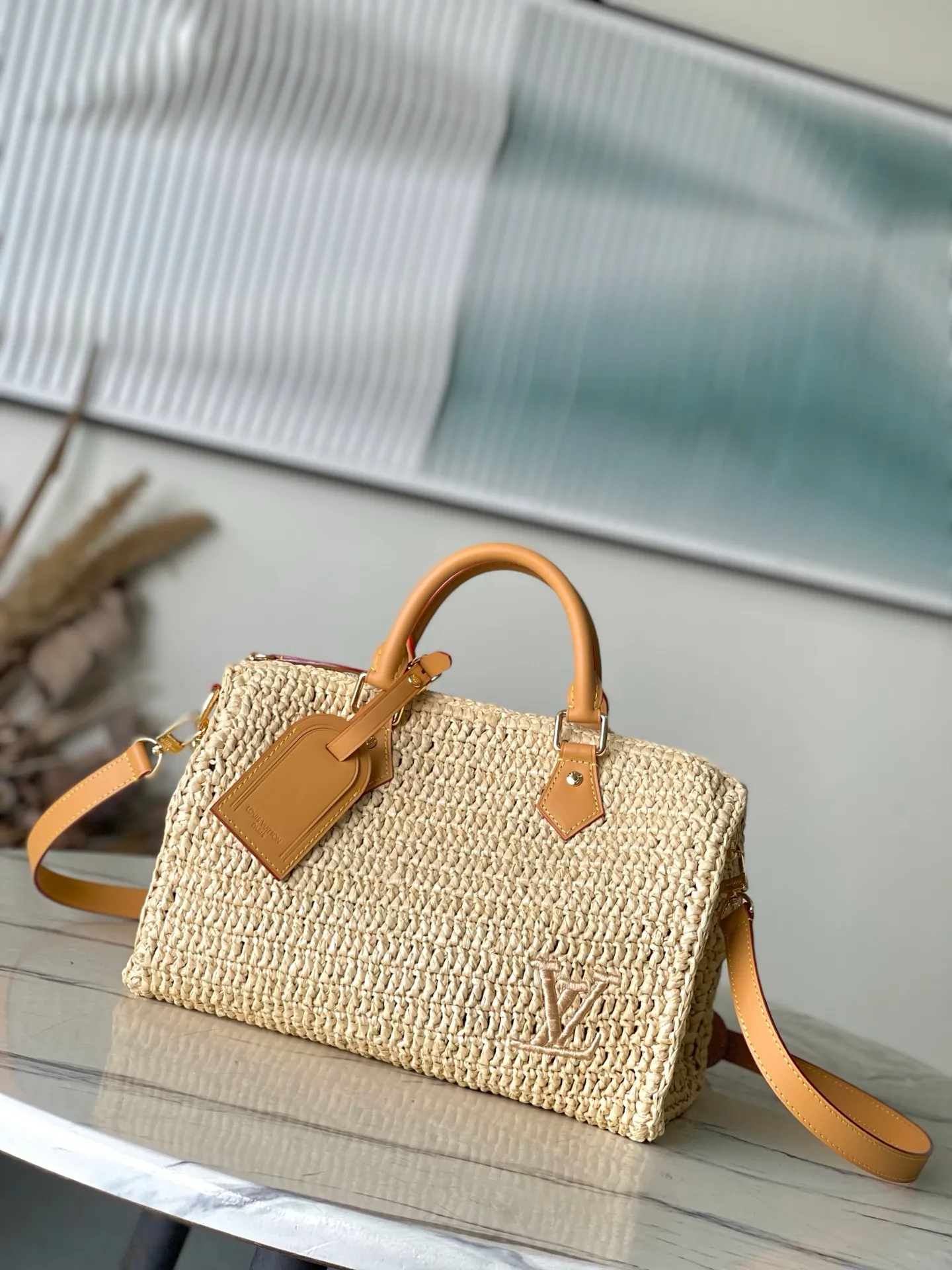 💰1480 Top original order M14457 This Speedy 30 Bandouliere handbag is made of raffia, using exquisite craftsmanship to give each finished product a unique style, and then uses distressed cow leather to add a retro charm. The LV lettering is embroidered in a corner of the front, and the top handle and detachable and adjustable shoulder strap allow for flexible carrying. Dimensions: 34 × 22 × 19 cm