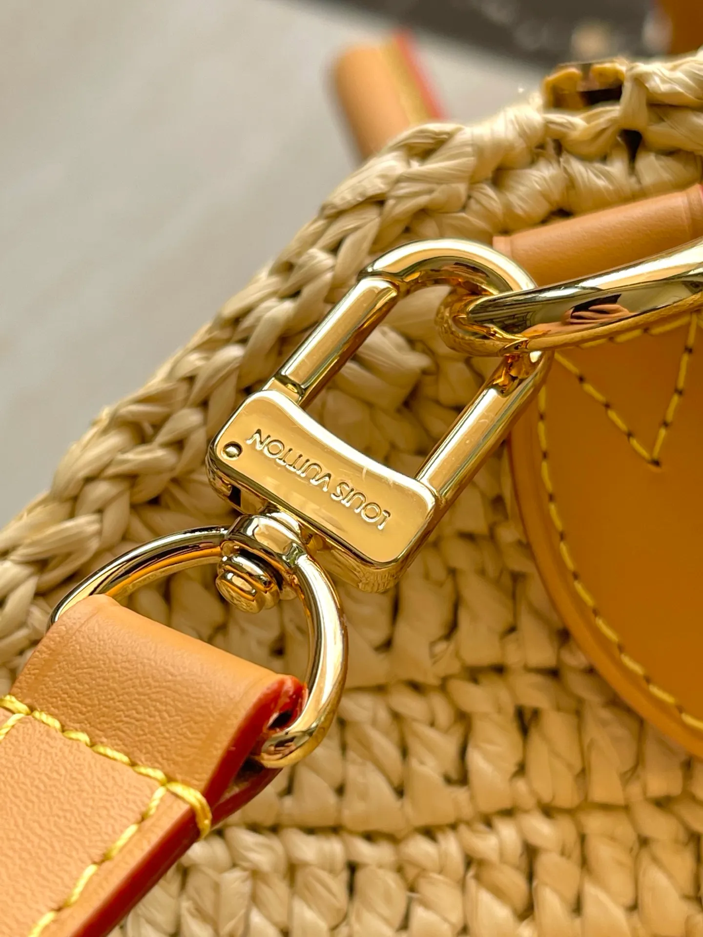 💰1480 Top original order M14457 This Speedy 30 Bandouliere handbag is made of raffia, using exquisite craftsmanship to give each finished product a unique style, and then uses distressed cow leather to add a retro charm. The LV lettering is embroidered in a corner of the front, and the top handle and detachable and adjustable shoulder strap allow for flexible carrying. Dimensions: 34 × 22 × 19 cm