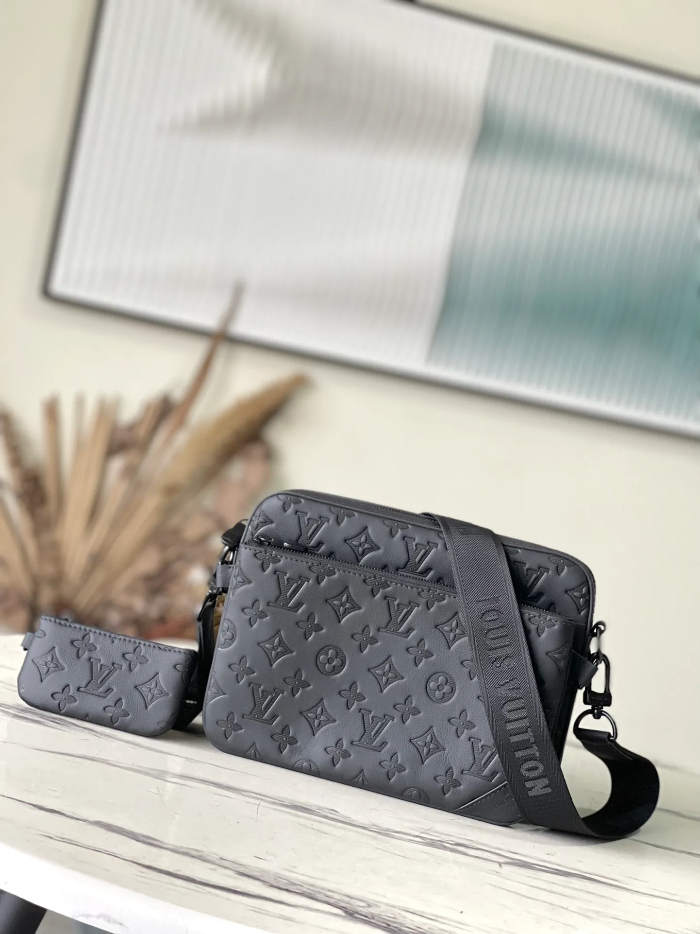💰1060 (top-grain leather) top-grade original M46602 This Discovery waist bag is made of soft Monogram Shadow embossed cow leather, conveying a casual personality with retro touches. Front and rear zip pockets provide easy access to your phone, keys and cards. The adjustable belt also allows for shoulder or cross-body wear. Dimensions: 25 × 18.5 × 7 cm