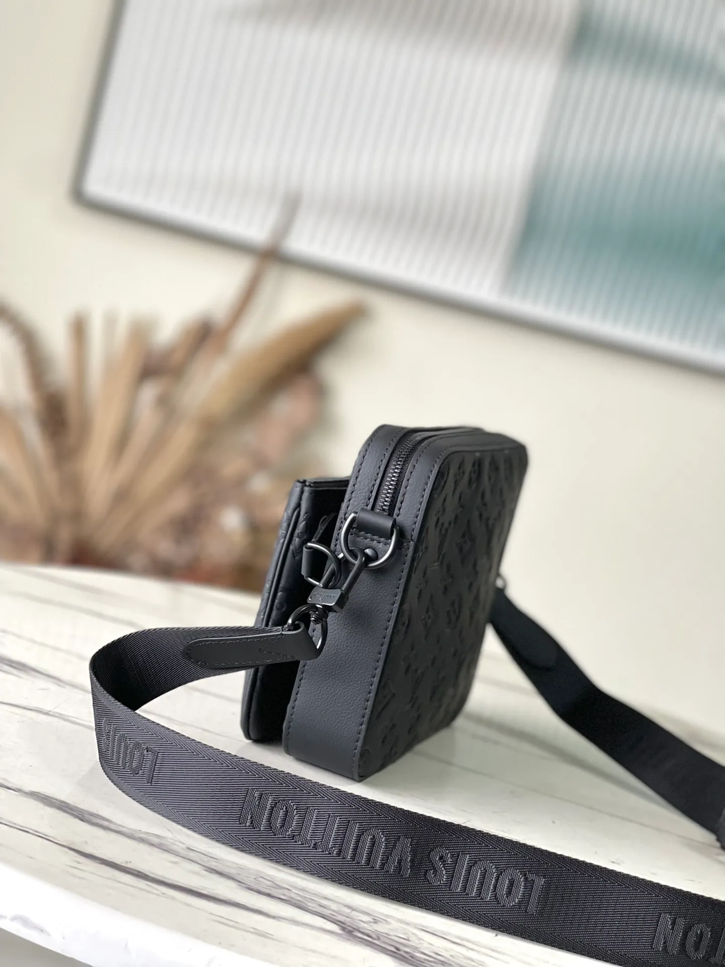 💰1060 (top-grain leather) top-grade original M46602 This Discovery waist bag is made of soft Monogram Shadow embossed cow leather, conveying a casual personality with retro touches. Front and rear zip pockets provide easy access to your phone, keys and cards. The adjustable belt also allows for shoulder or cross-body wear. Dimensions: 25 × 18.5 × 7 cm