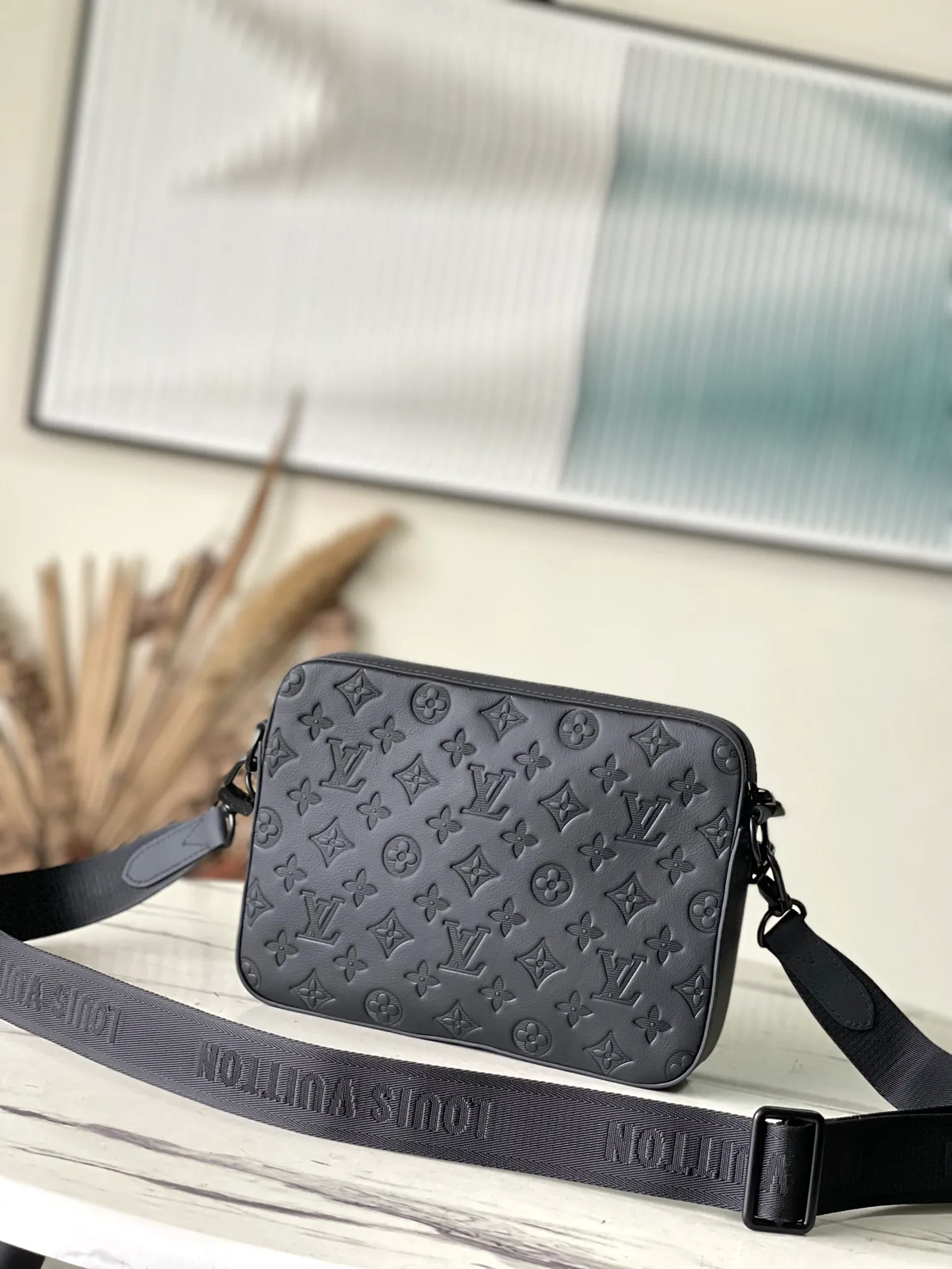 💰1060 (top-grain leather) top-grade original M46602 This Discovery waist bag is made of soft Monogram Shadow embossed cow leather, conveying a casual personality with retro touches. Front and rear zip pockets provide easy access to your phone, keys and cards. The adjustable belt also allows for shoulder or cross-body wear. Dimensions: 25 × 18.5 × 7 cm