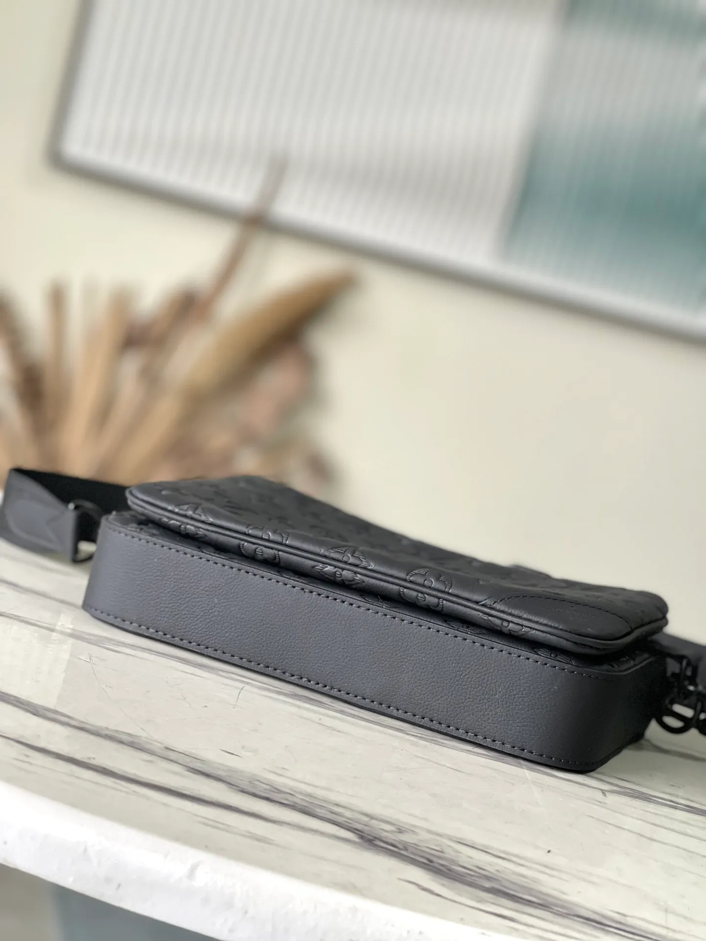 💰1060 (top-grain leather) top-grade original M46602 This Discovery waist bag is made of soft Monogram Shadow embossed cow leather, conveying a casual personality with retro touches. Front and rear zip pockets provide easy access to your phone, keys and cards. The adjustable belt also allows for shoulder or cross-body wear. Dimensions: 25 × 18.5 × 7 cm
