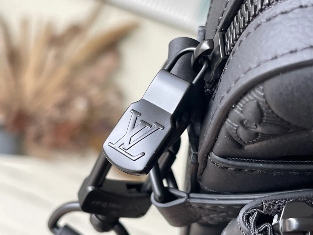 💰1060 (top-grain leather) top-grade original M46602 This Discovery waist bag is made of soft Monogram Shadow embossed cow leather, conveying a casual personality with retro touches. Front and rear zip pockets provide easy access to your phone, keys and cards. The adjustable belt also allows for shoulder or cross-body wear. Dimensions: 25 × 18.5 × 7 cm