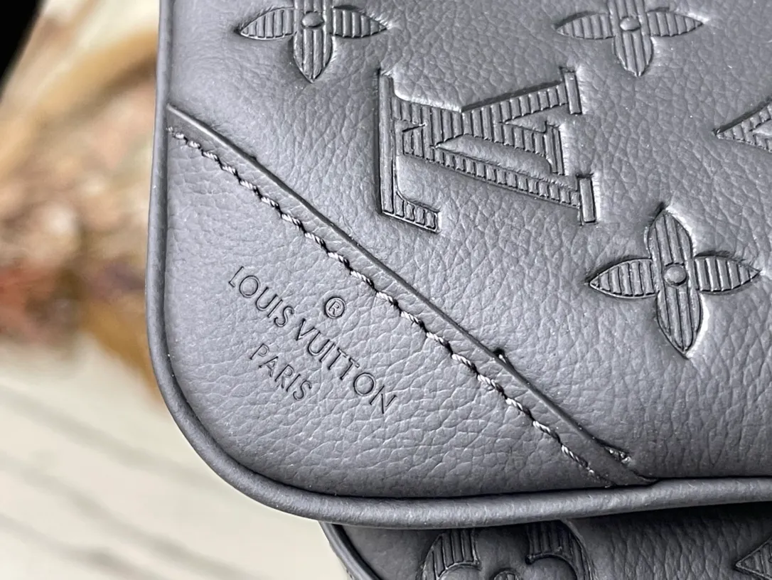 💰1060 (top-grain leather) top-grade original M46602 This Discovery waist bag is made of soft Monogram Shadow embossed cow leather, conveying a casual personality with retro touches. Front and rear zip pockets provide easy access to your phone, keys and cards. The adjustable belt also allows for shoulder or cross-body wear. Dimensions: 25 × 18.5 × 7 cm