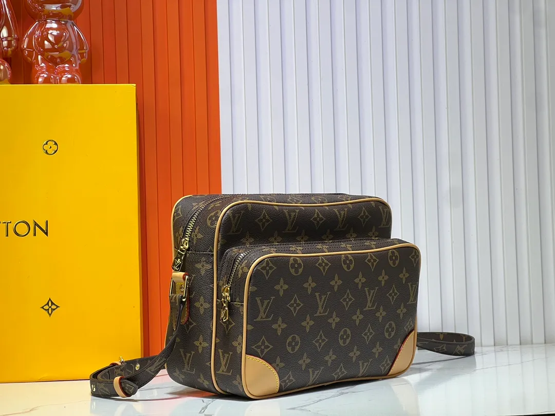 Batch 320💰Medieval Series Crossbody Bag M45244 Louis retro crossbody bag, antique! A classic in Monogram canvas! Showing natural elegance. Carry it casually across the body for a more fashionable appeal. The exquisite presbyopic cross-body shoulder bag measures 28x20x12.