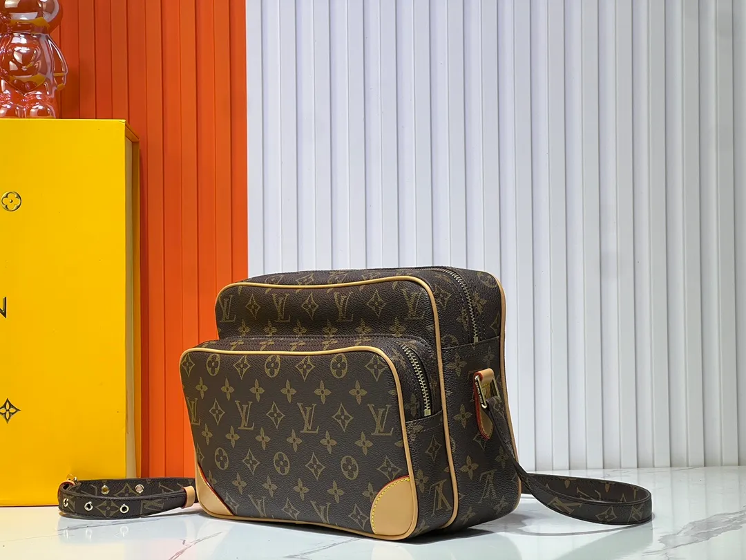 Batch 320💰Medieval Series Crossbody Bag M45244 Louis retro crossbody bag, antique! A classic in Monogram canvas! Showing natural elegance. Carry it casually across the body for a more fashionable appeal. The exquisite presbyopic cross-body shoulder bag measures 28x20x12.