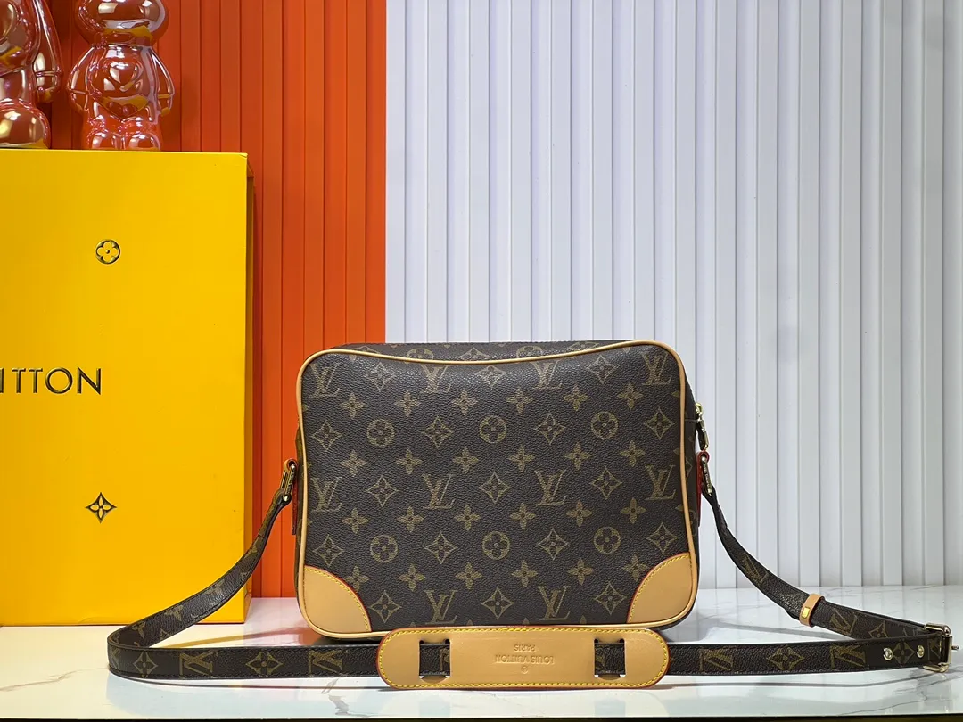 Batch 320💰Medieval Series Crossbody Bag M45244 Louis retro crossbody bag, antique! A classic in Monogram canvas! Showing natural elegance. Carry it casually across the body for a more fashionable appeal. The exquisite presbyopic cross-body shoulder bag measures 28x20x12.