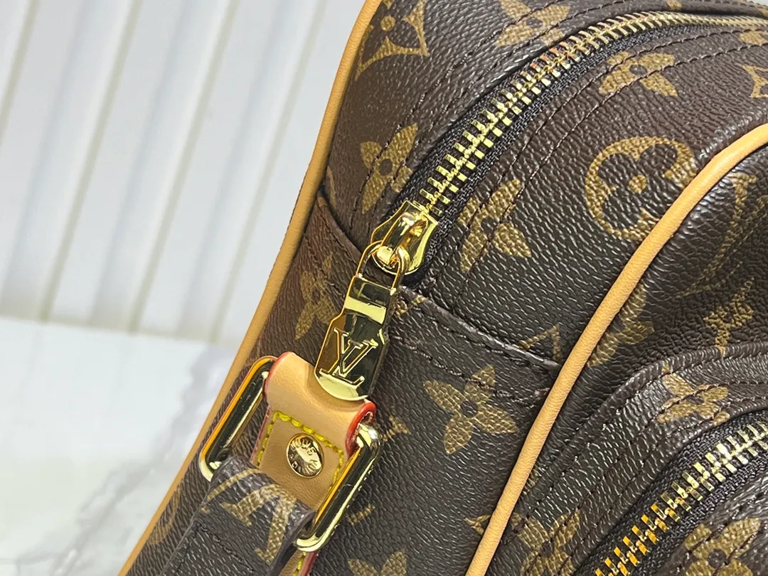 Batch 320💰Medieval Series Crossbody Bag M45244 Louis retro crossbody bag, antique! A classic in Monogram canvas! Showing natural elegance. Carry it casually across the body for a more fashionable appeal. The exquisite presbyopic cross-body shoulder bag measures 28x20x12.