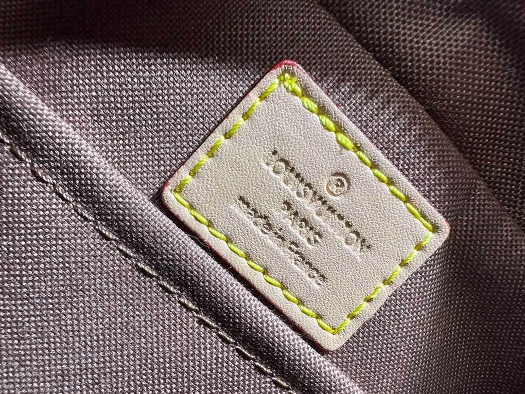 Batch 320💰Medieval Series Crossbody Bag M45244 Louis retro crossbody bag, antique! A classic in Monogram canvas! Showing natural elegance. Carry it casually across the body for a more fashionable appeal. The exquisite presbyopic cross-body shoulder bag measures 28x20x12.