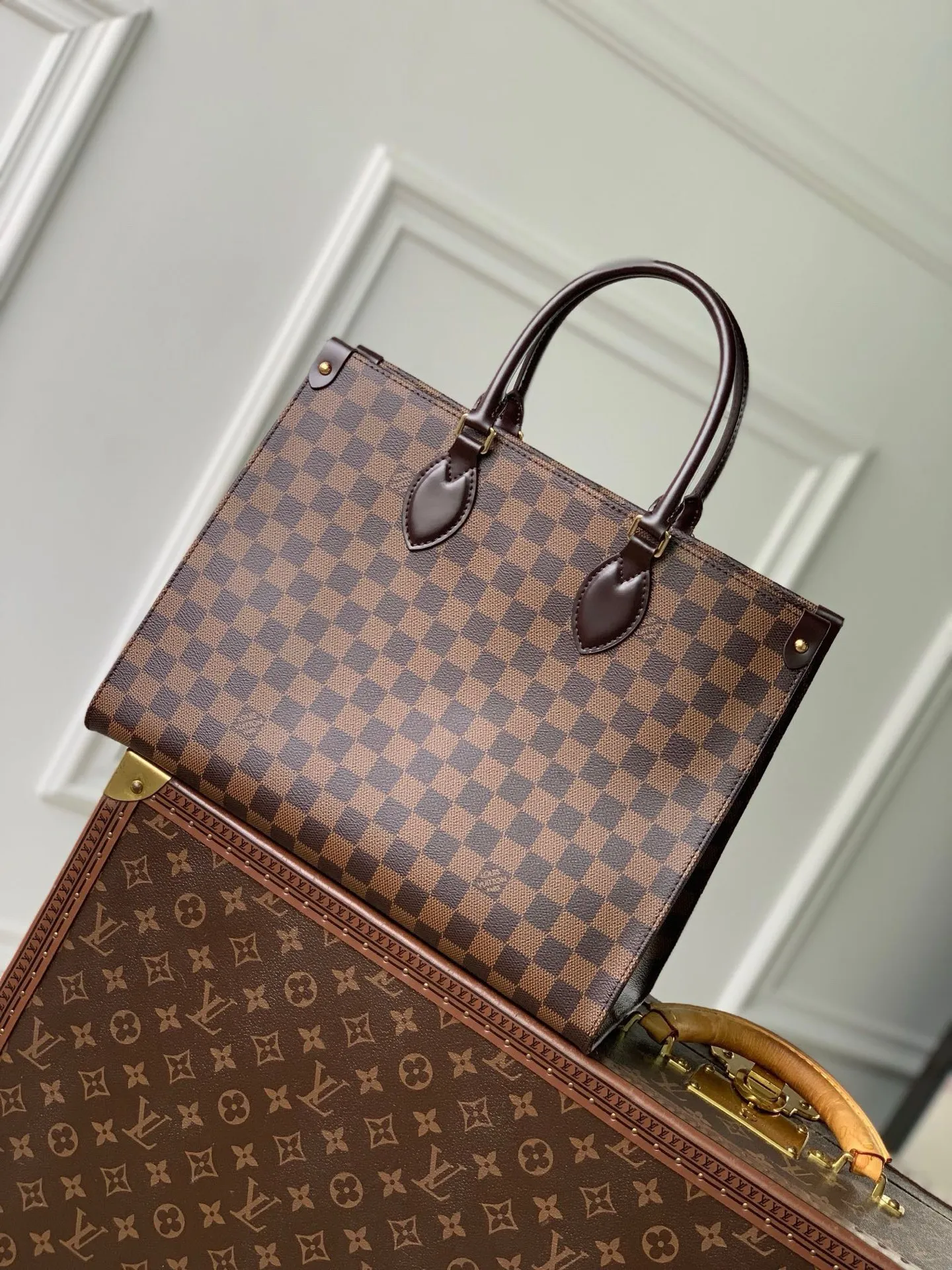 💰940 Top Original Transcoding Chip N00065 The classic OnTheGo MM handbag is redesigned in Damier Ebene canvas, decorated with smooth cowhide and equipped with gold metal accessories. It can be carried as a handbag or used as a shoulder bag with a longer handle. The exquisite design comes with 1 inner pocket with large capacity to store a laptop and other daily necessities. 35×27×14cm (length x height x width)