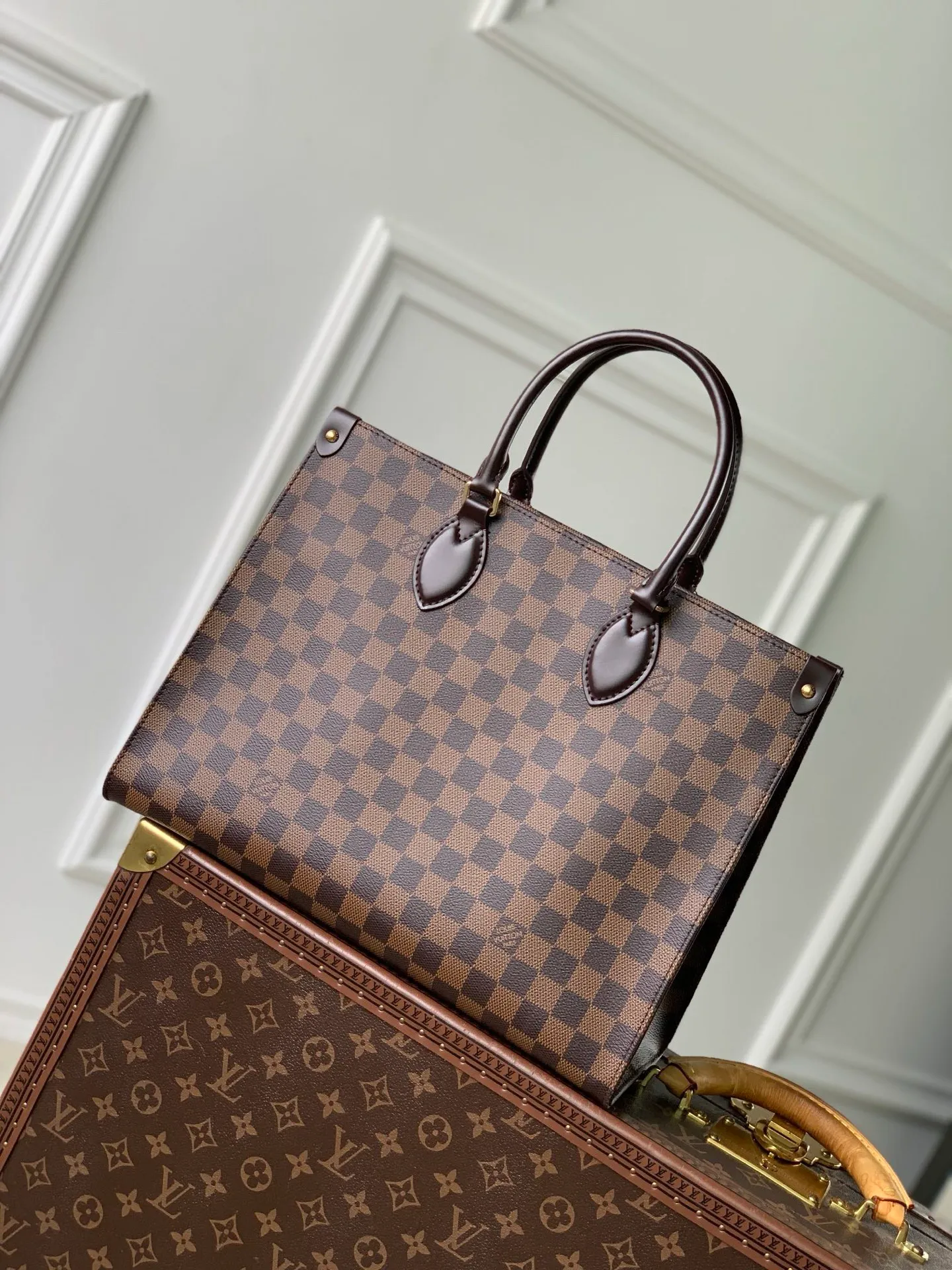 💰940 Top Original Transcoding Chip N00065 The classic OnTheGo MM handbag is redesigned in Damier Ebene canvas, decorated with smooth cowhide and equipped with gold metal accessories. It can be carried as a handbag or used as a shoulder bag with a longer handle. The exquisite design comes with 1 inner pocket with large capacity to store a laptop and other daily necessities. 35×27×14cm (length x height x width)