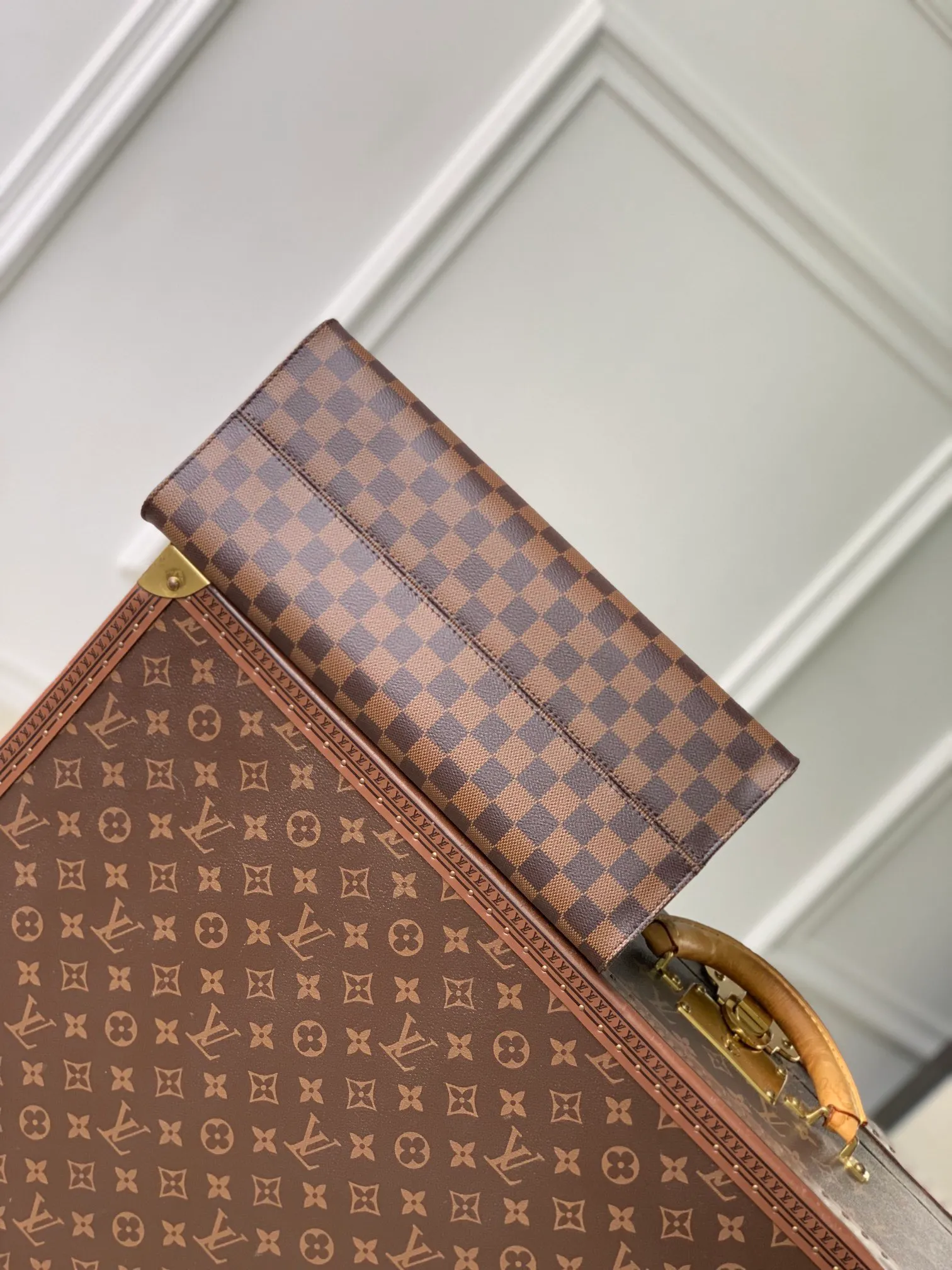 💰940 Top Original Transcoding Chip N00065 The classic OnTheGo MM handbag is redesigned in Damier Ebene canvas, decorated with smooth cowhide and equipped with gold metal accessories. It can be carried as a handbag or used as a shoulder bag with a longer handle. The exquisite design comes with 1 inner pocket with large capacity to store a laptop and other daily necessities. 35×27×14cm (length x height x width)