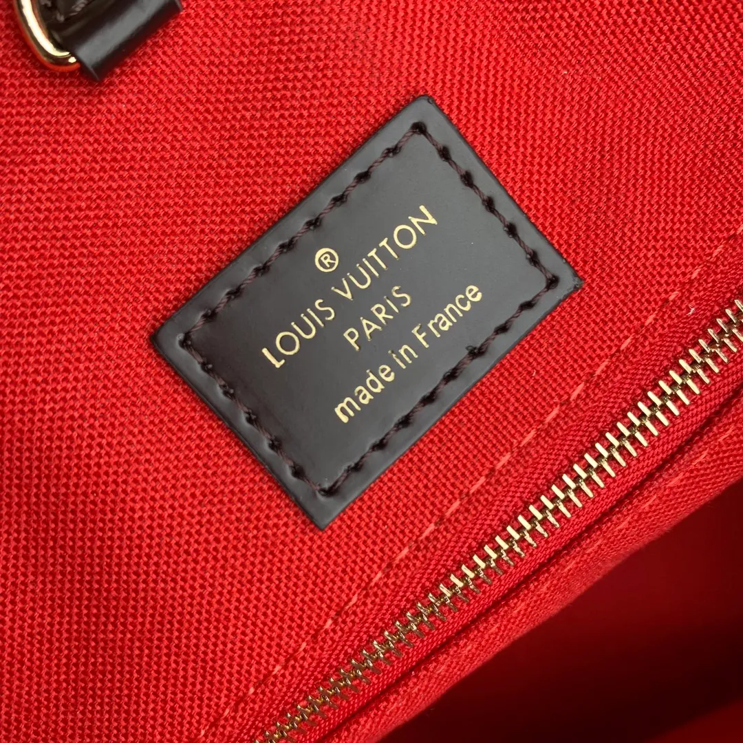 💰940 Top Original Transcoding Chip N00065 The classic OnTheGo MM handbag is redesigned in Damier Ebene canvas, decorated with smooth cowhide and equipped with gold metal accessories. It can be carried as a handbag or used as a shoulder bag with a longer handle. The exquisite design comes with 1 inner pocket with large capacity to store a laptop and other daily necessities. 35×27×14cm (length x height x width)
