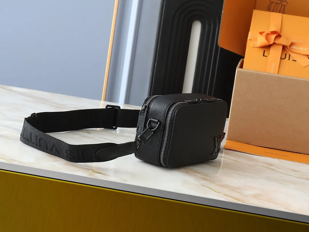 💰240💰Upgraded from the original M81260 M80741 M59161 Alpha Wearable handbag combines Monogram Eclipse coated canvas and leather trim, with wide mouth opening and side gussets for easy access, suitable for storing mobile phones and wallets, etc. The detachable and adjustable shoulder strap allows for a variety of carrying options. Dimensions: 18.5×11×6.5cm