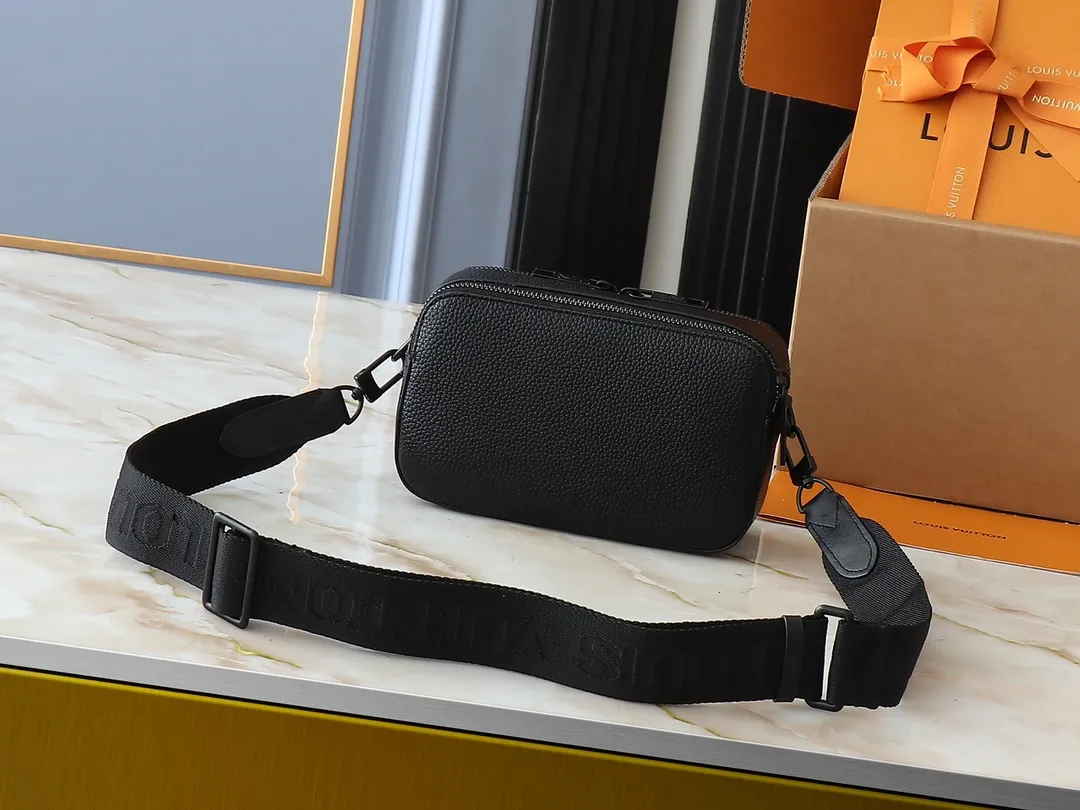 💰240💰Upgraded from the original M81260 M80741 M59161 Alpha Wearable handbag combines Monogram Eclipse coated canvas and leather trim, with wide mouth opening and side gussets for easy access, suitable for storing mobile phones and wallets, etc. The detachable and adjustable shoulder strap allows for a variety of carrying options. Dimensions: 18.5×11×6.5cm