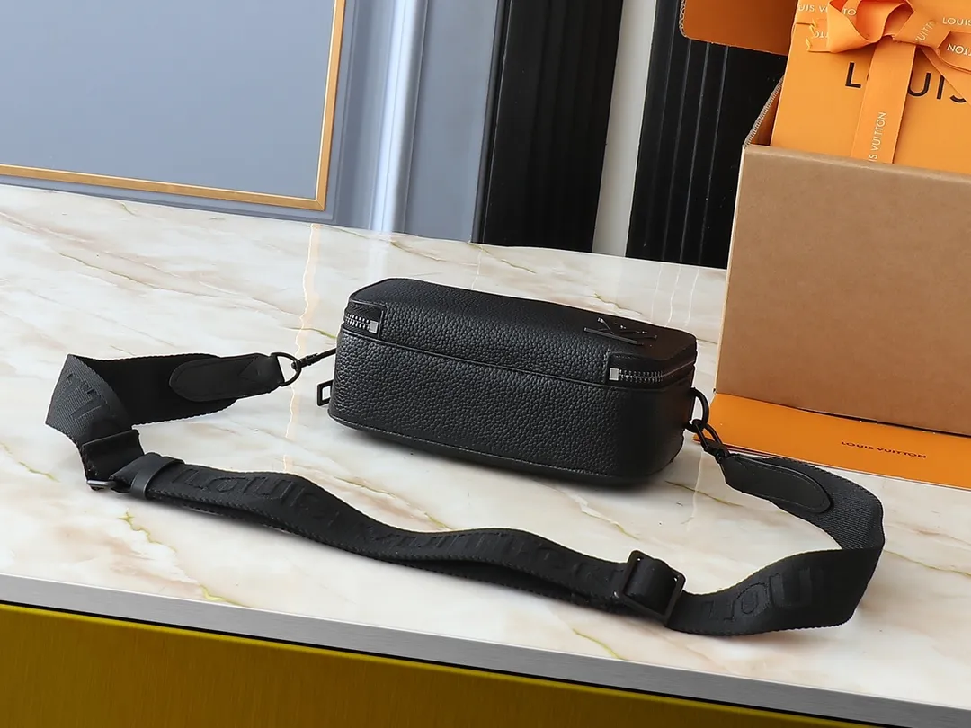 💰240💰Upgraded from the original M81260 M80741 M59161 Alpha Wearable handbag combines Monogram Eclipse coated canvas and leather trim, with wide mouth opening and side gussets for easy access, suitable for storing mobile phones and wallets, etc. The detachable and adjustable shoulder strap allows for a variety of carrying options. Dimensions: 18.5×11×6.5cm