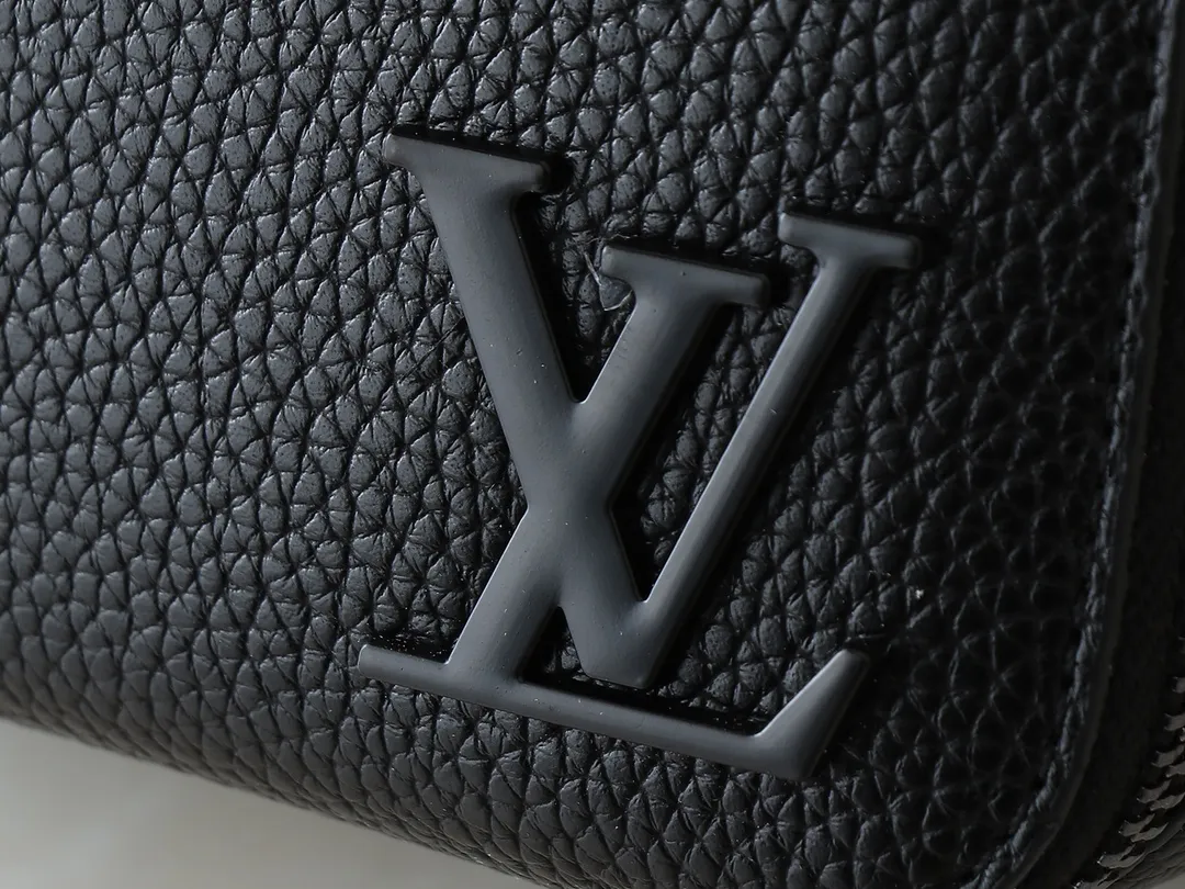 💰240💰Upgraded from the original M81260 M80741 M59161 Alpha Wearable handbag combines Monogram Eclipse coated canvas and leather trim, with wide mouth opening and side gussets for easy access, suitable for storing mobile phones and wallets, etc. The detachable and adjustable shoulder strap allows for a variety of carrying options. Dimensions: 18.5×11×6.5cm