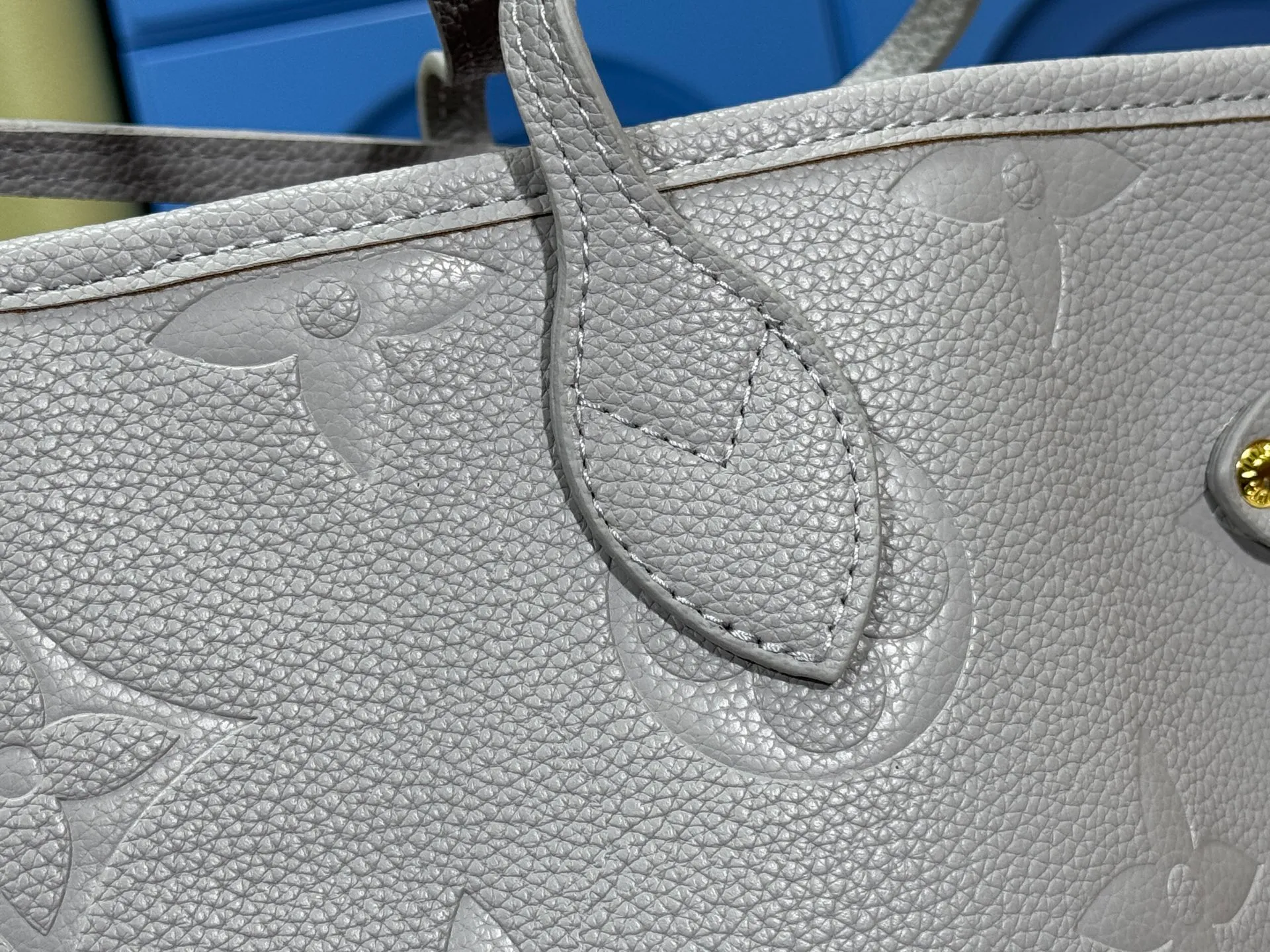 P220 upgraded original M13758 M14210 M45686 M46649 M58907 M46329 M21579 M45685 M46676 M40995 This Neverfull medium handbag uses embossing and printing processes to depict the Monogram pattern on the cow leather. Tighten the side straps and the tote instantly transforms into an elegant urban handbag; the long handle makes it easy to carry over the shoulder or elbow. 31.0 x 28.0 x 14.0 cm (length x height x width)