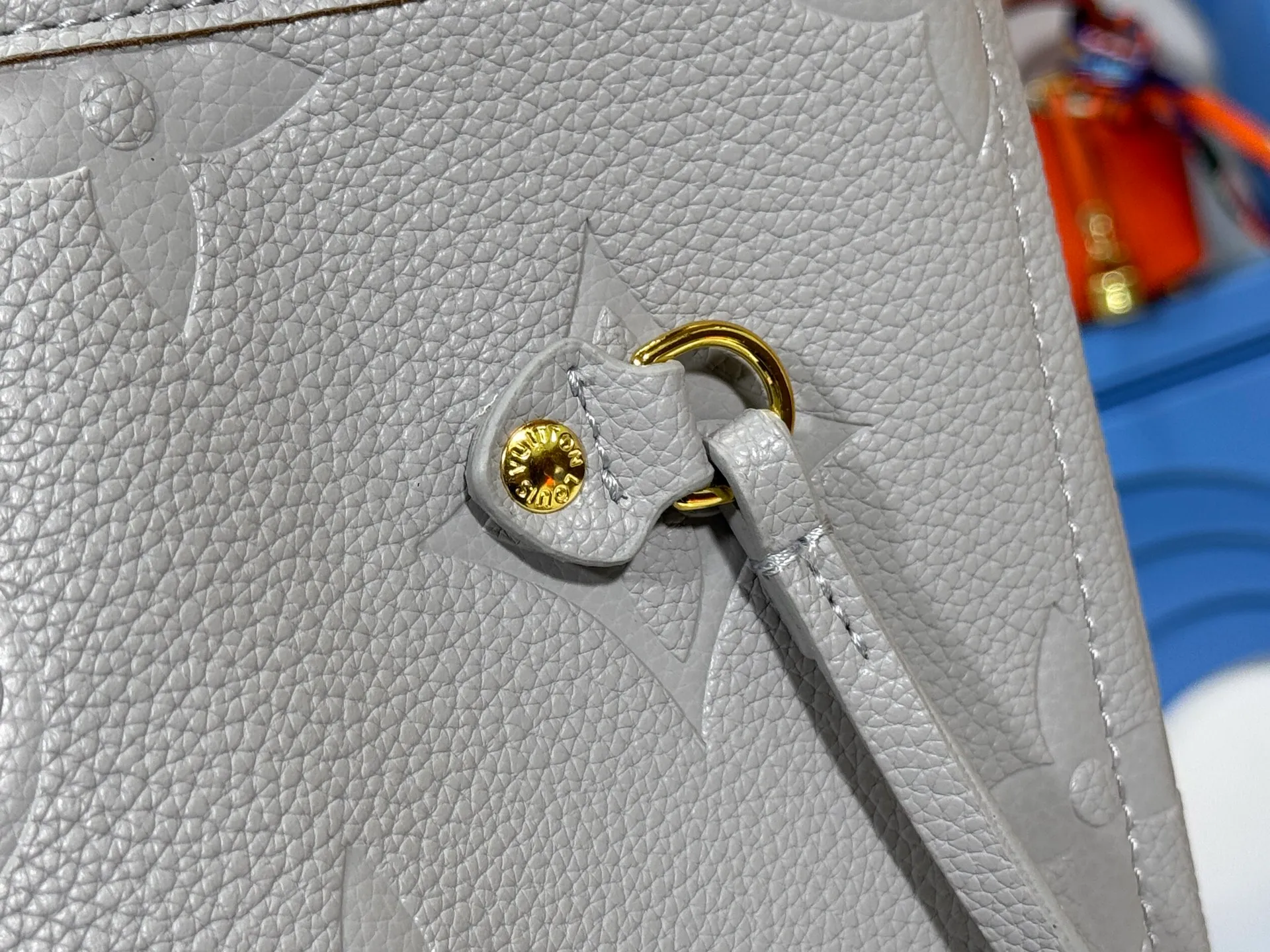 P220 upgraded original M13758 M14210 M45686 M46649 M58907 M46329 M21579 M45685 M46676 M40995 This Neverfull medium handbag uses embossing and printing processes to depict the Monogram pattern on the cow leather. Tighten the side straps and the tote instantly transforms into an elegant urban handbag; the long handle makes it easy to carry over the shoulder or elbow. 31.0 x 28.0 x 14.0 cm (length x height x width)