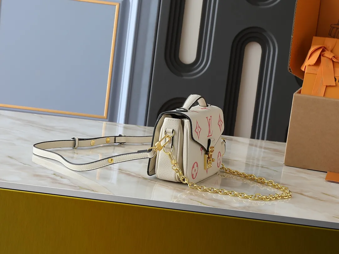 💰240💰Upgraded from the original M47045 M23940 M46595 M22942 M23081 M46596 M46279 This Pochette Métis East West handbag is made of Monogram Empreinte embossed leather, showing the fusion of brand style and modern elements. The traditional S-lock clasp and detachable short chain have a metallic sheen, and the sophisticated construction includes a neat interior and adjustable shoulder straps for easy urban mobility. Dimensions: 21.5 x 13.5 x 6.0 cm (length x height x width)