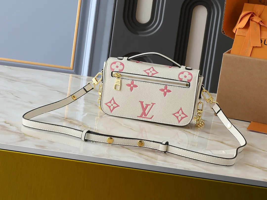 💰240💰Upgraded from the original M47045 M23940 M46595 M22942 M23081 M46596 M46279 This Pochette Métis East West handbag is made of Monogram Empreinte embossed leather, showing the fusion of brand style and modern elements. The traditional S-lock clasp and detachable short chain have a metallic sheen, and the sophisticated construction includes a neat interior and adjustable shoulder straps for easy urban mobility. Dimensions: 21.5 x 13.5 x 6.0 cm (length x height x width)