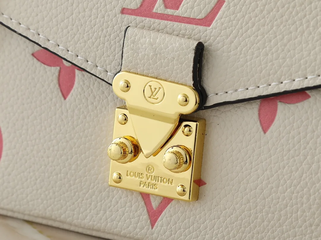 💰240💰Upgraded from the original M47045 M23940 M46595 M22942 M23081 M46596 M46279 This Pochette Métis East West handbag is made of Monogram Empreinte embossed leather, showing the fusion of brand style and modern elements. The traditional S-lock clasp and detachable short chain have a metallic sheen, and the sophisticated construction includes a neat interior and adjustable shoulder straps for easy urban mobility. Dimensions: 21.5 x 13.5 x 6.0 cm (length x height x width)