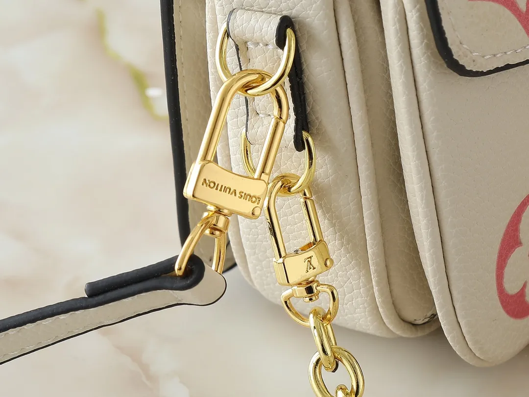 💰240💰Upgraded from the original M47045 M23940 M46595 M22942 M23081 M46596 M46279 This Pochette Métis East West handbag is made of Monogram Empreinte embossed leather, showing the fusion of brand style and modern elements. The traditional S-lock clasp and detachable short chain have a metallic sheen, and the sophisticated construction includes a neat interior and adjustable shoulder straps for easy urban mobility. Dimensions: 21.5 x 13.5 x 6.0 cm (length x height x width)