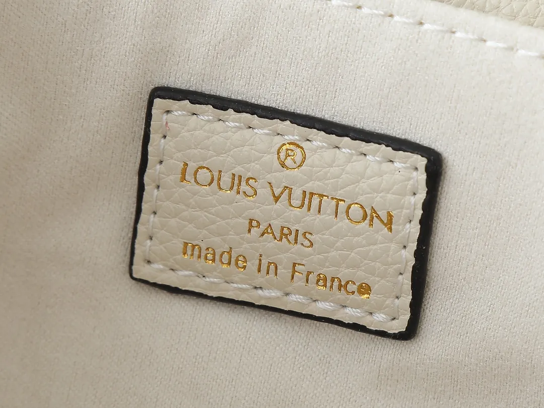 💰240💰Upgraded from the original M47045 M23940 M46595 M22942 M23081 M46596 M46279 This Pochette Métis East West handbag is made of Monogram Empreinte embossed leather, showing the fusion of brand style and modern elements. The traditional S-lock clasp and detachable short chain have a metallic sheen, and the sophisticated construction includes a neat interior and adjustable shoulder straps for easy urban mobility. Dimensions: 21.5 x 13.5 x 6.0 cm (length x height x width)