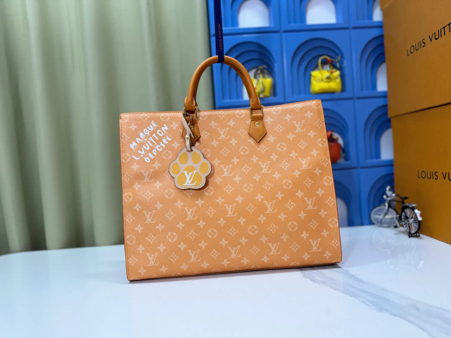 P280 Upgraded original M12683 This Sac Plat 24H handbag is made of bright Monogram Heritage canvas, and the Marque L.Vuitton Déposée logo of the original Damier canvas is transplanted here. The LV letter embossed padded bag is in the shape of a dog's paw, and the long and short handles allow for shoulder or hand carry options. Dimensions: 41.0 x 33.0 x 14.0 cm (length x height x width)