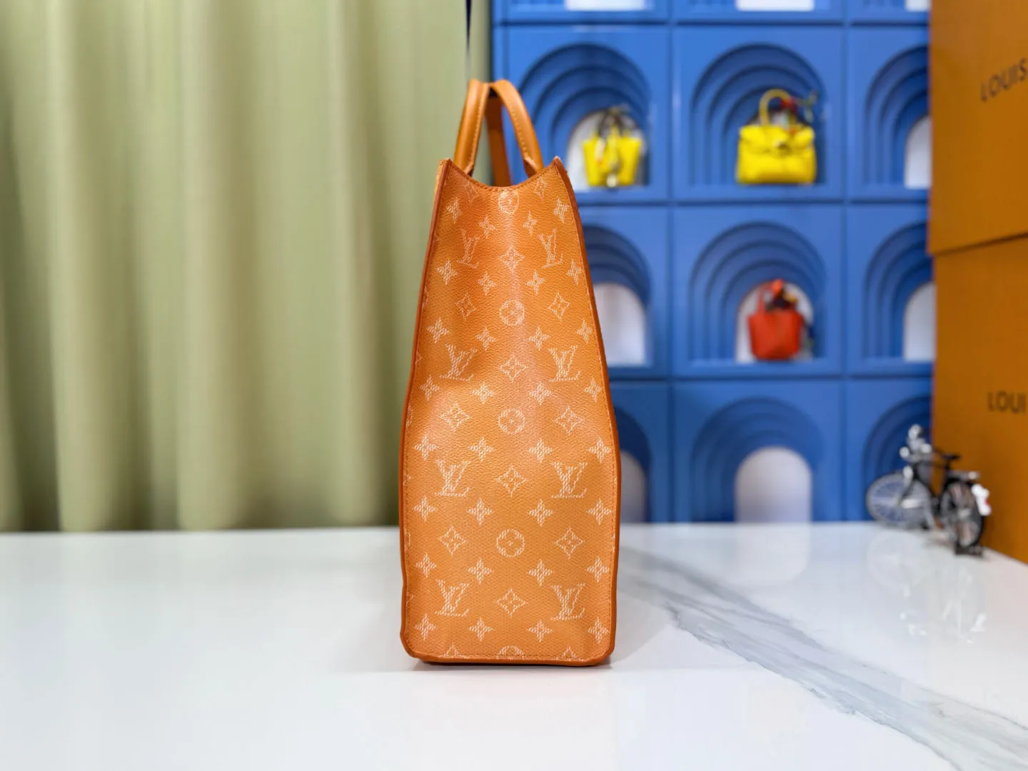 P280 Upgraded original M12683 This Sac Plat 24H handbag is made of bright Monogram Heritage canvas, and the Marque L.Vuitton Déposée logo of the original Damier canvas is transplanted here. The LV letter embossed padded bag is in the shape of a dog's paw, and the long and short handles allow for shoulder or hand carry options. Dimensions: 41.0 x 33.0 x 14.0 cm (length x height x width)