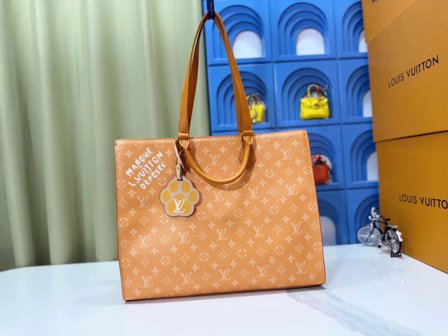 P280 Upgraded original M12683 This Sac Plat 24H handbag is made of bright Monogram Heritage canvas, and the Marque L.Vuitton Déposée logo of the original Damier canvas is transplanted here. The LV letter embossed padded bag is in the shape of a dog's paw, and the long and short handles allow for shoulder or hand carry options. Dimensions: 41.0 x 33.0 x 14.0 cm (length x height x width)