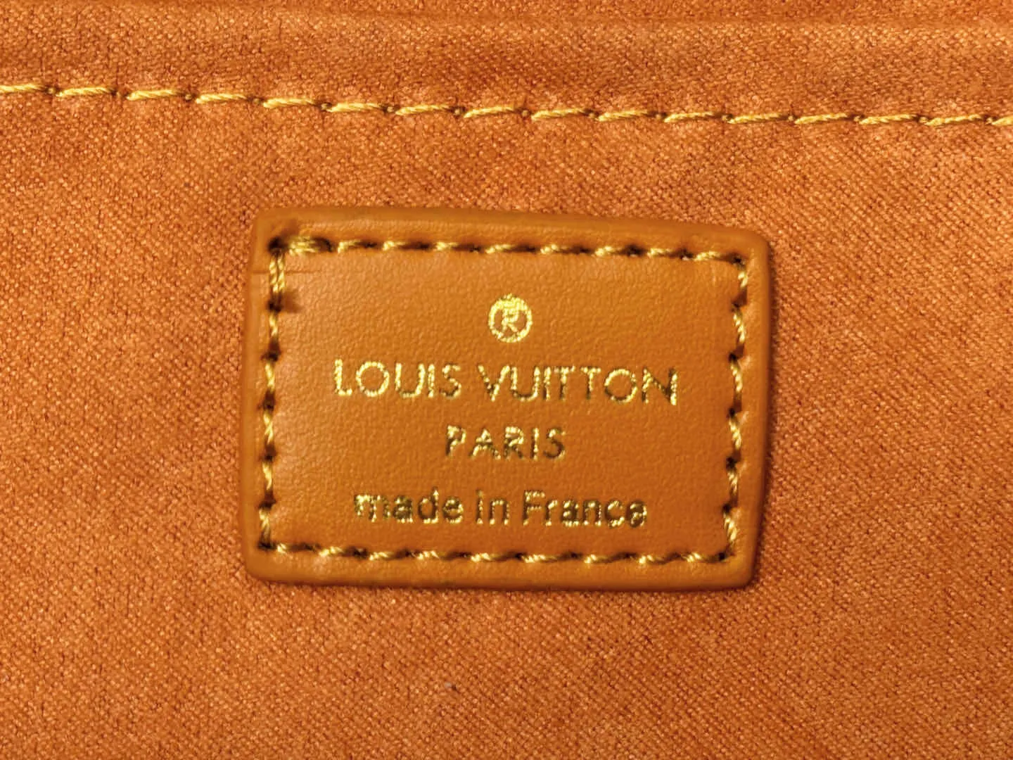 P280 Upgraded original M12683 This Sac Plat 24H handbag is made of bright Monogram Heritage canvas, and the Marque L.Vuitton Déposée logo of the original Damier canvas is transplanted here. The LV letter embossed padded bag is in the shape of a dog's paw, and the long and short handles allow for shoulder or hand carry options. Dimensions: 41.0 x 33.0 x 14.0 cm (length x height x width)