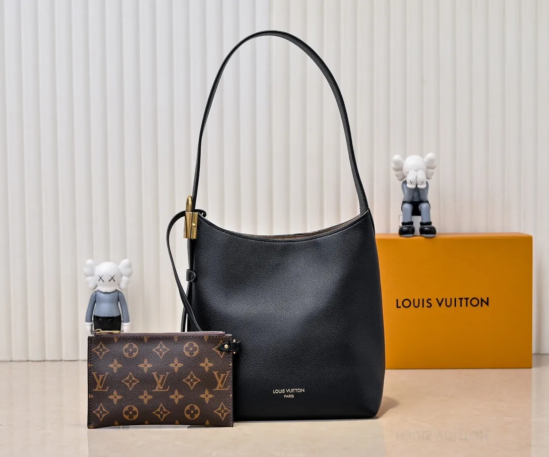 💰Large 150. Small 280💰Upgraded original (imitation original) M24988 M24974 M24856 M25022 M25352 M25353 M25354 This Low Key Hobo handbag is made of smooth cow leather with suede cow leather lining. It can accommodate short wallets, large smartphones, keys and other small items. The shoulder strap is adjustable with a padlock buckle, and a removable Monogram canvas zippered interior pocket keeps it organized. Dimensions: Large 31.0 x 35.0 x 18.0 cm (L x H x W), Small 24.0 x 28.0 x 16.0 cm (L x H x W)