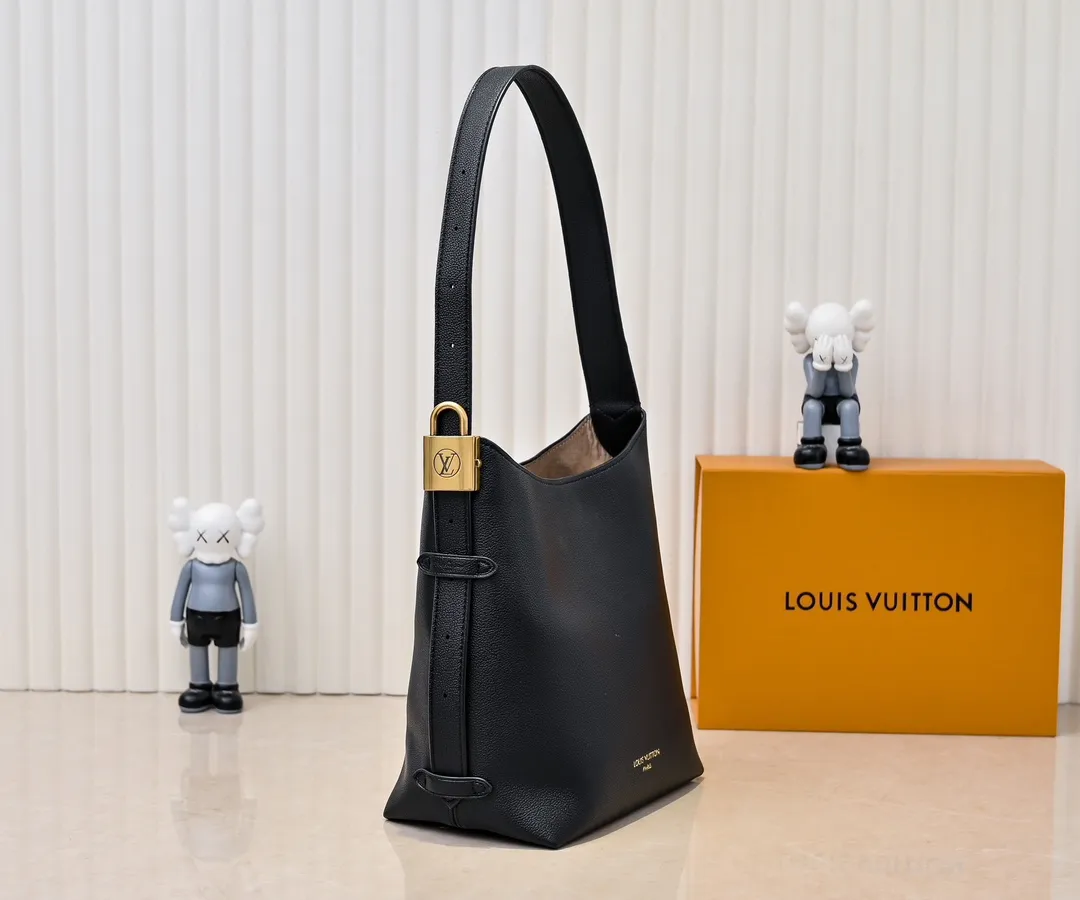 💰Large 150. Small 280💰Upgraded original (imitation original) M24988 M24974 M24856 M25022 M25352 M25353 M25354 This Low Key Hobo handbag is made of smooth cow leather with suede cow leather lining. It can accommodate short wallets, large smartphones, keys and other small items. The shoulder strap is adjustable with a padlock buckle, and a removable Monogram canvas zippered interior pocket keeps it organized. Dimensions: Large 31.0 x 35.0 x 18.0 cm (L x H x W), Small 24.0 x 28.0 x 16.0 cm (L x H x W)